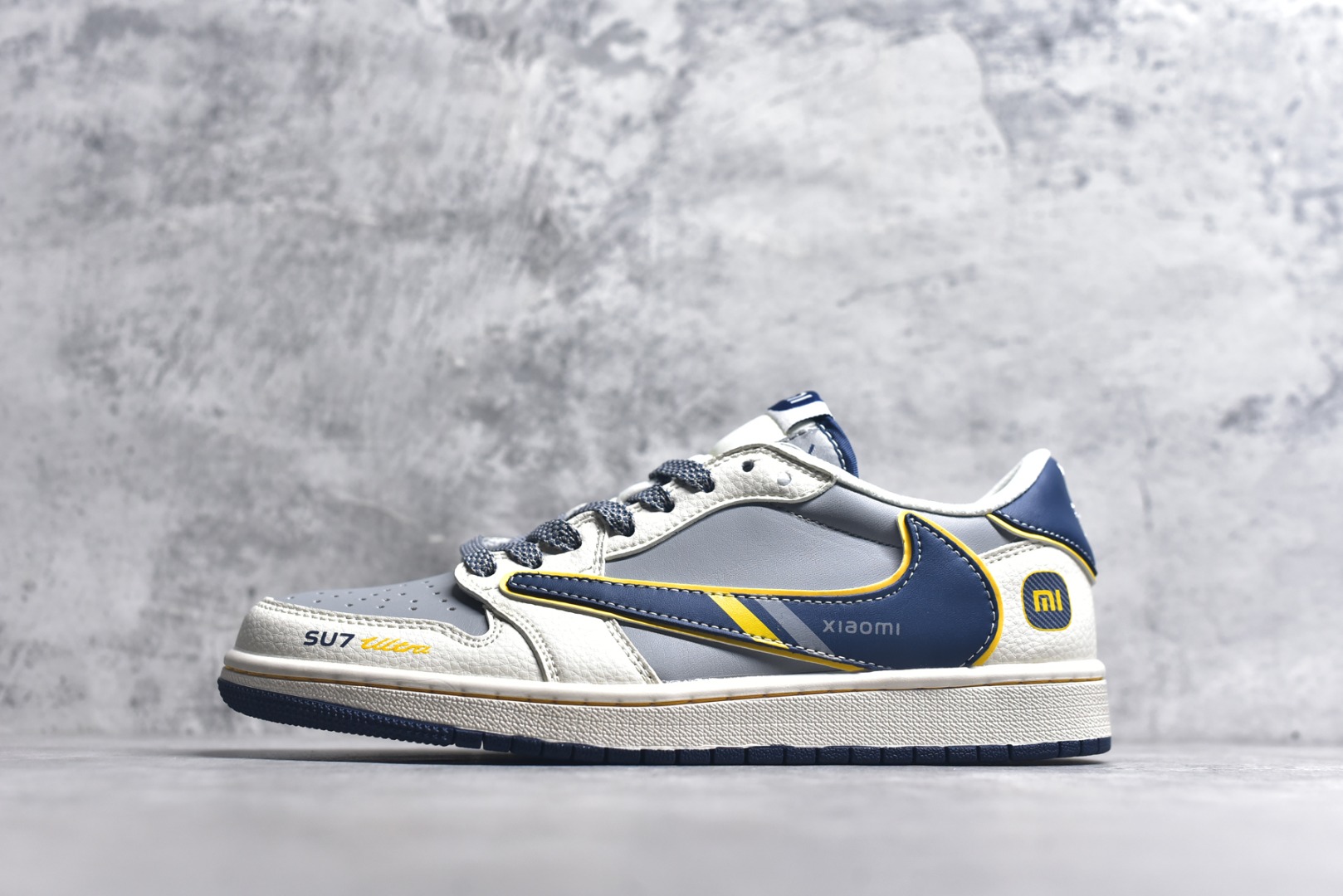 #Travis Scott x Fragment Design x Air Jordan 1 Low OG SP AJ1 乔1 小米联名 流星蓝 低帮文化休闲板鞋 XX3168-212 #多方联名合作融合了Travis Scott 独特的音乐风格，藤原浩个性的设计风格以及Jordan品牌的经典元素 使其成为一双具有独特身份和价值的鞋子 清新而立体的外观加上联名标识更突出了其独特身份 这种配色方案显示出活力和时尚感 在视觉上引人注目 鞋身的质感和细腻的细节处理使其显得高端而格调十足 这款“倒钩”联名是设计与创意完美结合 融合多方的个性风格是一款备受瞩目的潮流鞋款 尺码：36 36.5 37.5 38 38.5 39 40 40.5 41 42 42.5 43 44 44.5 45 9.E5-选品中心