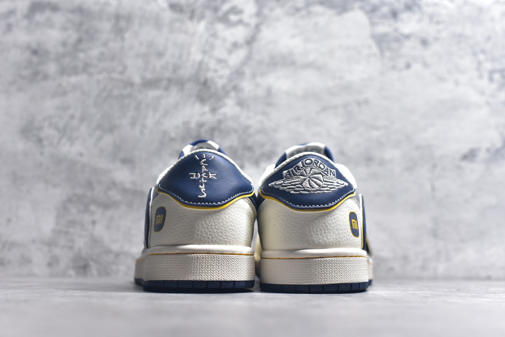 图片[5]-#Travis Scott x Fragment Design x Air Jordan 1 Low OG SP AJ1 乔1 小米联名 流星蓝 低帮文化休闲板鞋 XX3168-212 #多方联名合作融合了Travis Scott 独特的音乐风格，藤原浩个性的设计风格以及Jordan品牌的经典元素 使其成为一双具有独特身份和价值的鞋子 清新而立体的外观加上联名标识更突出了其独特身份 这种配色方案显示出活力和时尚感 在视觉上引人注目 鞋身的质感和细腻的细节处理使其显得高端而格调十足 这款“倒钩”联名是设计与创意完美结合 融合多方的个性风格是一款备受瞩目的潮流鞋款 尺码：36 36.5 37.5 38 38.5 39 40 40.5 41 42 42.5 43 44 44.5 45 9.E5-选品中心