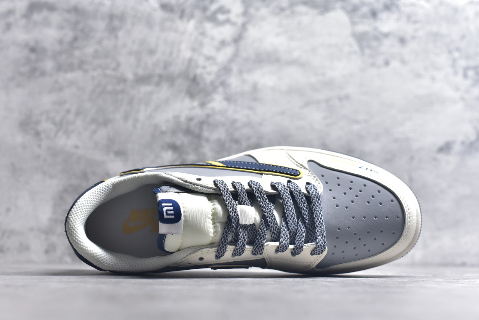 图片[4]-#Travis Scott x Fragment Design x Air Jordan 1 Low OG SP AJ1 乔1 小米联名 流星蓝 低帮文化休闲板鞋 XX3168-212 #多方联名合作融合了Travis Scott 独特的音乐风格，藤原浩个性的设计风格以及Jordan品牌的经典元素 使其成为一双具有独特身份和价值的鞋子 清新而立体的外观加上联名标识更突出了其独特身份 这种配色方案显示出活力和时尚感 在视觉上引人注目 鞋身的质感和细腻的细节处理使其显得高端而格调十足 这款“倒钩”联名是设计与创意完美结合 融合多方的个性风格是一款备受瞩目的潮流鞋款 尺码：36 36.5 37.5 38 38.5 39 40 40.5 41 42 42.5 43 44 44.5 45 9.E5-选品中心