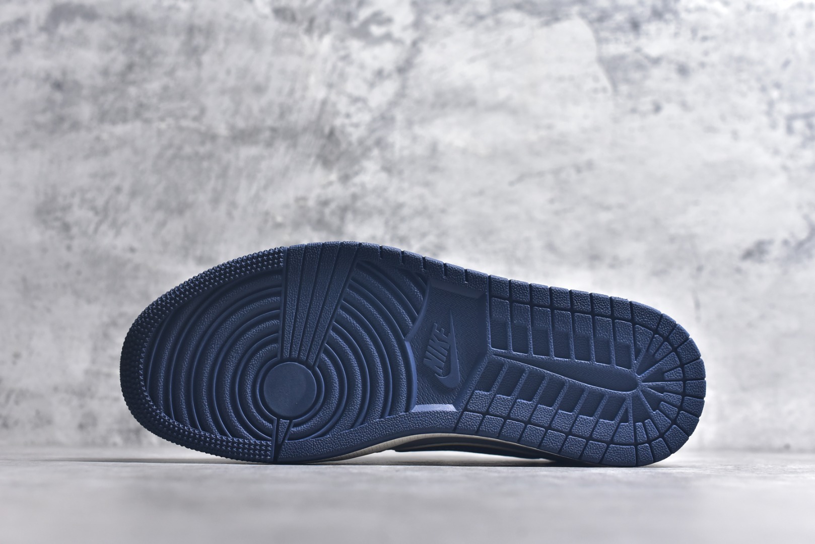 图片[6]-#Travis Scott x Fragment Design x Air Jordan 1 Low OG SP AJ1 乔1 小米联名 流星蓝 低帮文化休闲板鞋 XX3168-212 #多方联名合作融合了Travis Scott 独特的音乐风格，藤原浩个性的设计风格以及Jordan品牌的经典元素 使其成为一双具有独特身份和价值的鞋子 清新而立体的外观加上联名标识更突出了其独特身份 这种配色方案显示出活力和时尚感 在视觉上引人注目 鞋身的质感和细腻的细节处理使其显得高端而格调十足 这款“倒钩”联名是设计与创意完美结合 融合多方的个性风格是一款备受瞩目的潮流鞋款 尺码：36 36.5 37.5 38 38.5 39 40 40.5 41 42 42.5 43 44 44.5 45 9.E5-选品中心