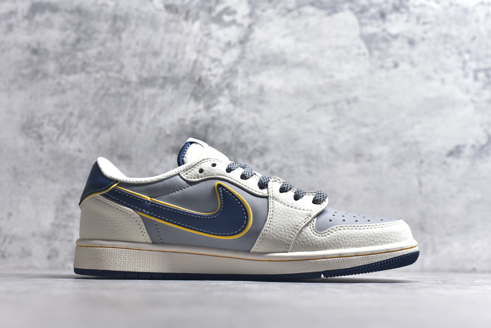 图片[3]-#Travis Scott x Fragment Design x Air Jordan 1 Low OG SP AJ1 乔1 小米联名 流星蓝 低帮文化休闲板鞋 XX3168-212 #多方联名合作融合了Travis Scott 独特的音乐风格，藤原浩个性的设计风格以及Jordan品牌的经典元素 使其成为一双具有独特身份和价值的鞋子 清新而立体的外观加上联名标识更突出了其独特身份 这种配色方案显示出活力和时尚感 在视觉上引人注目 鞋身的质感和细腻的细节处理使其显得高端而格调十足 这款“倒钩”联名是设计与创意完美结合 融合多方的个性风格是一款备受瞩目的潮流鞋款 尺码：36 36.5 37.5 38 38.5 39 40 40.5 41 42 42.5 43 44 44.5 45 9.E5-选品中心