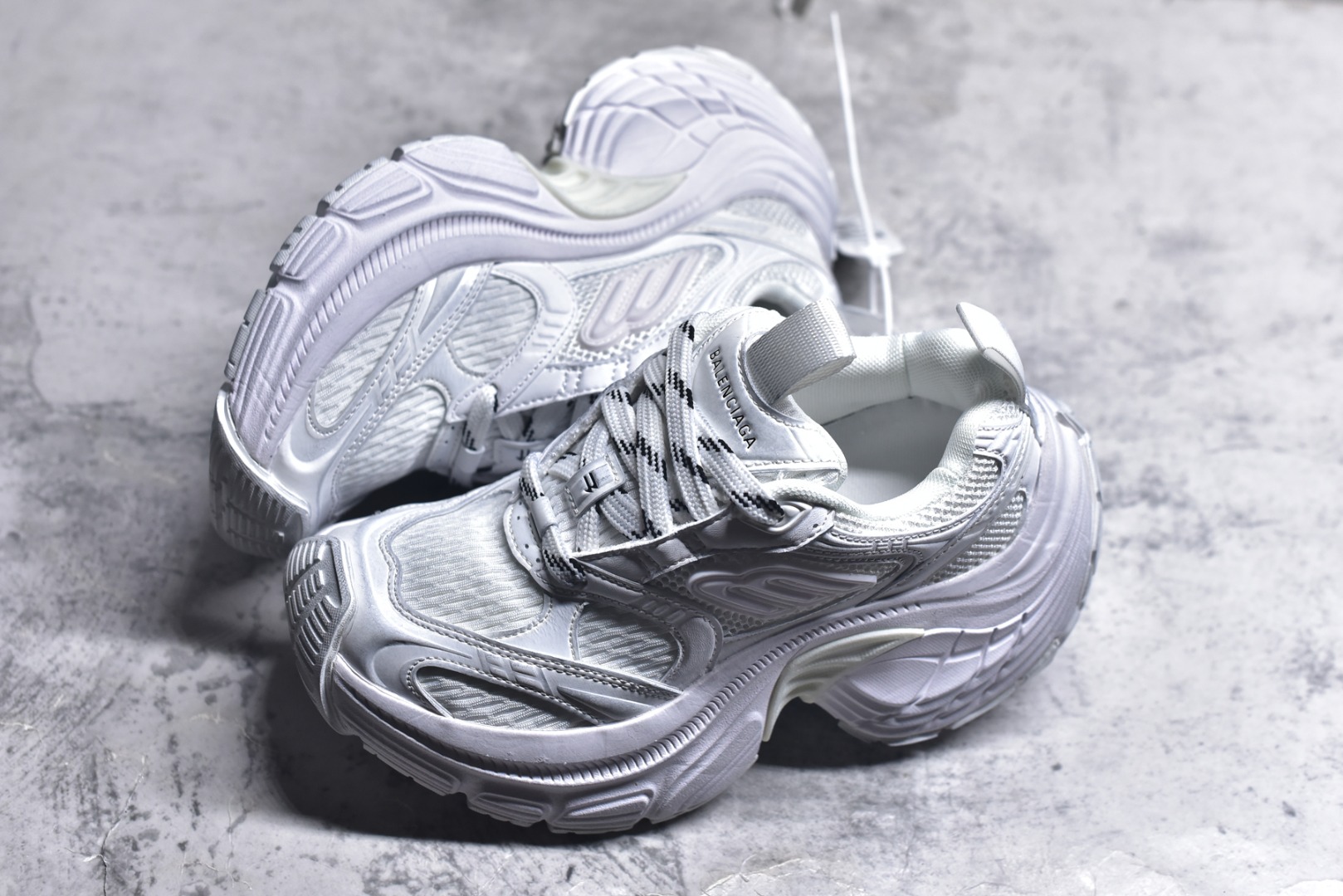 图片[7]-#Balenciaga CARGO Sneaker 巴黎世家十一代圆头系带 舒适百搭低帮生活休闲鞋老爹鞋 全套原纸板楦头开发 最原汁原味的灵魂版型 原盒原配 正确字体电绣 粗细、位置、大小正确 侧边TPU 透气孔匹配意产原版 正确分离大底 TPU软底 原版一致大底LOGO 立体感十足 原厂皮料水洗做旧 标志性 Sporty B Logo 置于鞋面中间 再加上明显提高的中底厚度 你也不用害怕与3XL难以分辨 货号：815853 W2MV2 90001633 尺码：35 36 37 38 39 40 41 42 43 44 45 46-选品中心