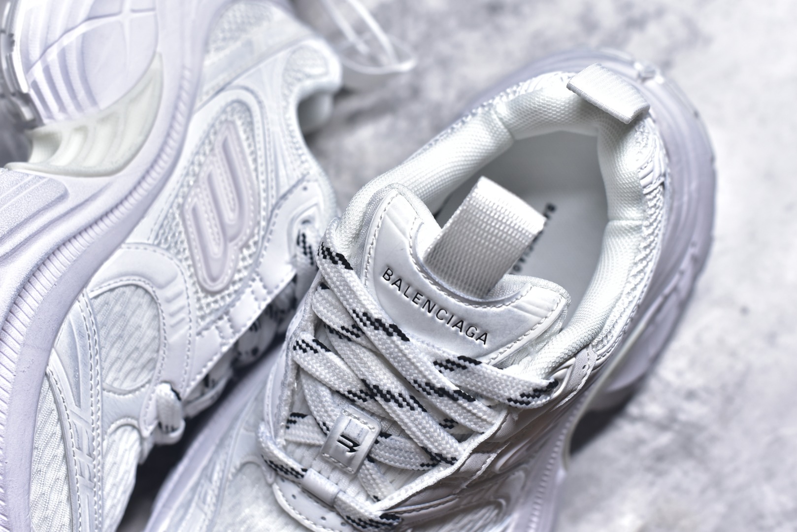 图片[9]-#Balenciaga CARGO Sneaker 巴黎世家十一代圆头系带 舒适百搭低帮生活休闲鞋老爹鞋 全套原纸板楦头开发 最原汁原味的灵魂版型 原盒原配 正确字体电绣 粗细、位置、大小正确 侧边TPU 透气孔匹配意产原版 正确分离大底 TPU软底 原版一致大底LOGO 立体感十足 原厂皮料水洗做旧 标志性 Sporty B Logo 置于鞋面中间 再加上明显提高的中底厚度 你也不用害怕与3XL难以分辨 货号：815853 W2MV2 90001633 尺码：35 36 37 38 39 40 41 42 43 44 45 46-选品中心
