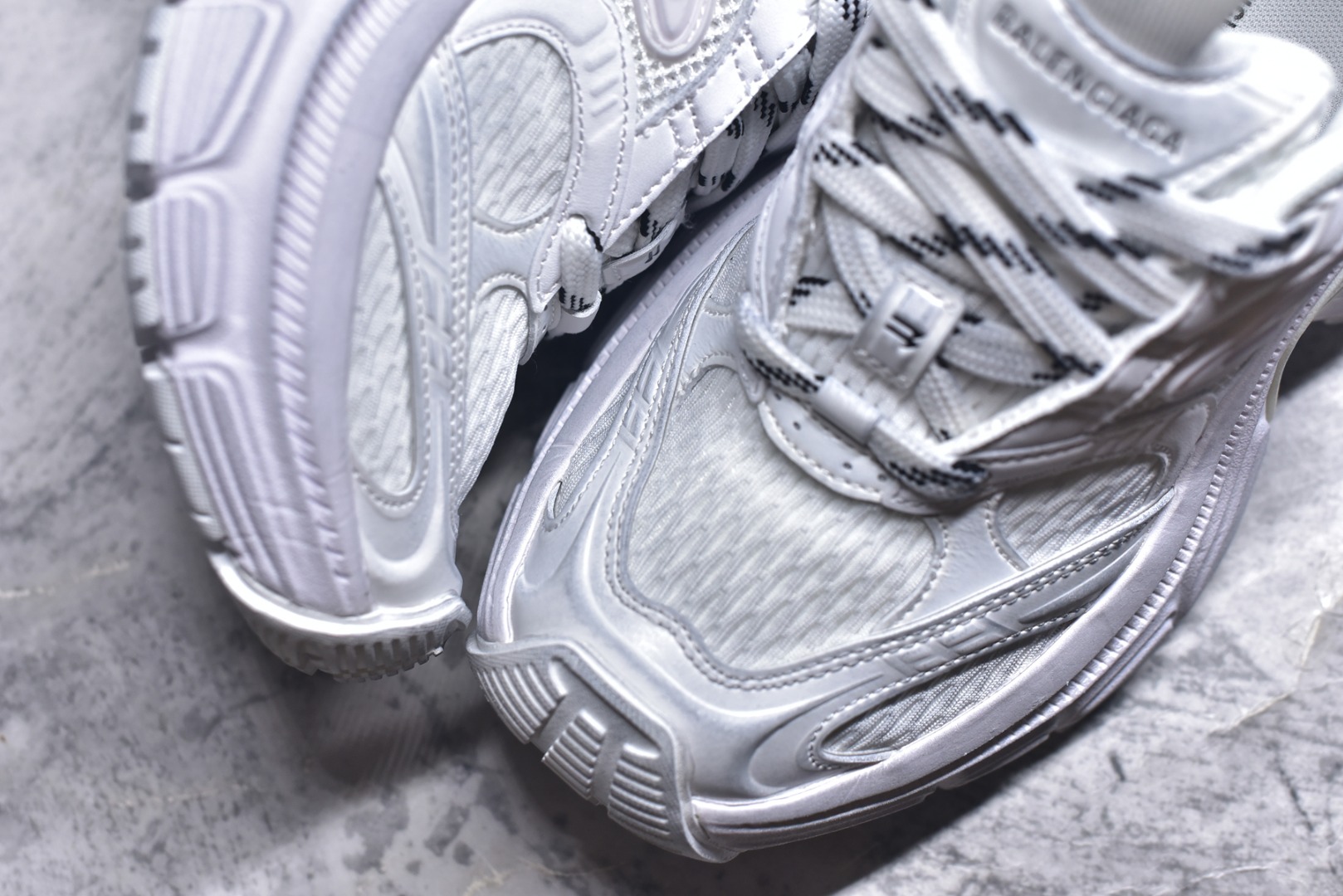 图片[8]-#Balenciaga CARGO Sneaker 巴黎世家十一代圆头系带 舒适百搭低帮生活休闲鞋老爹鞋 全套原纸板楦头开发 最原汁原味的灵魂版型 原盒原配 正确字体电绣 粗细、位置、大小正确 侧边TPU 透气孔匹配意产原版 正确分离大底 TPU软底 原版一致大底LOGO 立体感十足 原厂皮料水洗做旧 标志性 Sporty B Logo 置于鞋面中间 再加上明显提高的中底厚度 你也不用害怕与3XL难以分辨 货号：815853 W2MV2 90001633 尺码：35 36 37 38 39 40 41 42 43 44 45 46-选品中心