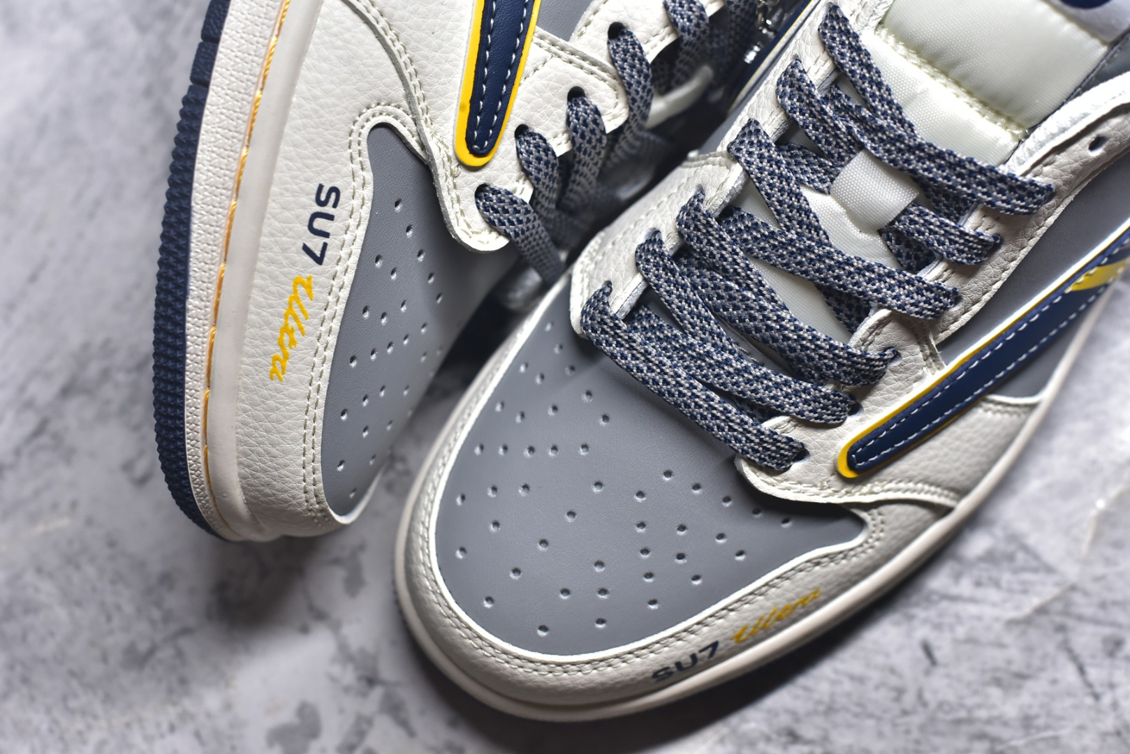 图片[8]-#Travis Scott x Fragment Design x Air Jordan 1 Low OG SP AJ1 乔1 小米联名 流星蓝 低帮文化休闲板鞋 XX3168-212 #多方联名合作融合了Travis Scott 独特的音乐风格，藤原浩个性的设计风格以及Jordan品牌的经典元素 使其成为一双具有独特身份和价值的鞋子 清新而立体的外观加上联名标识更突出了其独特身份 这种配色方案显示出活力和时尚感 在视觉上引人注目 鞋身的质感和细腻的细节处理使其显得高端而格调十足 这款“倒钩”联名是设计与创意完美结合 融合多方的个性风格是一款备受瞩目的潮流鞋款 尺码：36 36.5 37.5 38 38.5 39 40 40.5 41 42 42.5 43 44 44.5 45 9.E5-选品中心
