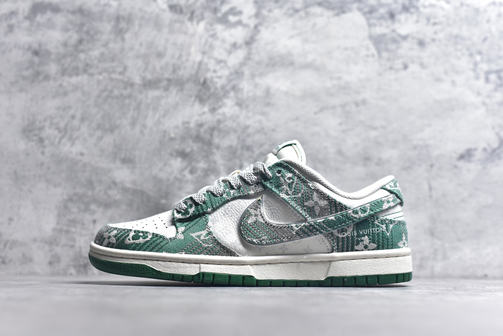 #Nike SB Dunk Low LV联名 灰绿牛仔 周年高端定制 低帮休闲板鞋 SC9772-811 #定制鞋盒 大厂纯原品质出货 超高清洁度 皮料切割干净无任何毛边 细节完美 尺码：36 36.5 37.5 38 38.5 39 40 40.5 41 42 42.5 43 44 44.5 45 9.E5-选品中心