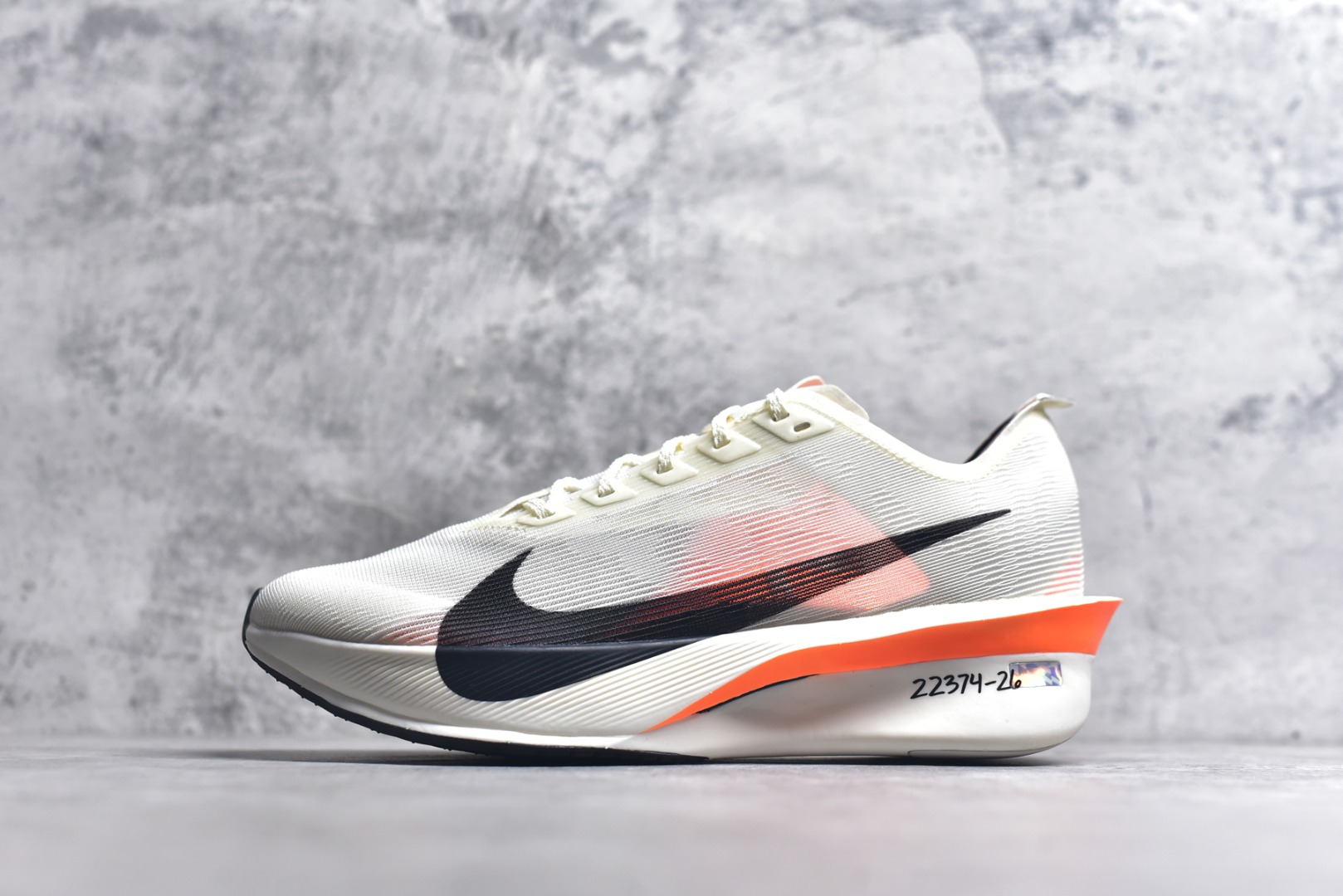 #NK VAPORFLY 4 柔软舒适防滑耐磨低帮 马拉松休闲跑步鞋 HF6413-100 Vaporfly 系列以速度和效率而闻名，仍然是竞技跑步者的首选。这款新版本秉承了其以性能为导向的传统，同时添加了新的设计元素。Vaporfly 4 Proto 采用帆色工程网眼鞋面，确保轻盈支撑和增强透气性。大胆的黑色 Swoosh 与中性底色形成鲜明对比，而鞋舌和鞋跟拉环上的金属银色点缀则增添了高级感。这种性能与风格的融合展示了 Nike 对细节的关注。穿孔鞋垫上出现 Total Orange 亮点，增添了活力。这种大胆的色调也出现在堆叠 ZoomX 泡沫中底上，旨在提供卓越的能量回馈。中底包括碳纤维 Flyplate，旨在推动跑步者每一步向前。外侧鞋跟上的手写代码使鞋子具有原型灵感的外观。最后，耐用的黑色橡胶外底确保在各种跑步条件下提供可靠的牵引力。Vaporfly 4 Proto 采用尖端技术和现代设计，专为专业跑步者打造。无论您是在为马拉松训练还是在寻找下一双比赛鞋，这款产品都能兼具性能和时尚感。尺码：36 36.5 37.5 38 38.5 39 40 40.5 41 42 42.5 43 44 44.5 45-选品中心