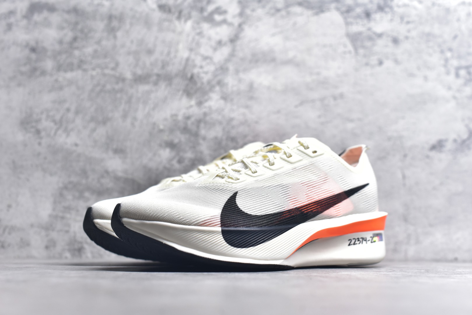 图片[2]-#NK VAPORFLY 4 柔软舒适防滑耐磨低帮 马拉松休闲跑步鞋 HF6413-100 Vaporfly 系列以速度和效率而闻名，仍然是竞技跑步者的首选。这款新版本秉承了其以性能为导向的传统，同时添加了新的设计元素。Vaporfly 4 Proto 采用帆色工程网眼鞋面，确保轻盈支撑和增强透气性。大胆的黑色 Swoosh 与中性底色形成鲜明对比，而鞋舌和鞋跟拉环上的金属银色点缀则增添了高级感。这种性能与风格的融合展示了 Nike 对细节的关注。穿孔鞋垫上出现 Total Orange 亮点，增添了活力。这种大胆的色调也出现在堆叠 ZoomX 泡沫中底上，旨在提供卓越的能量回馈。中底包括碳纤维 Flyplate，旨在推动跑步者每一步向前。外侧鞋跟上的手写代码使鞋子具有原型灵感的外观。最后，耐用的黑色橡胶外底确保在各种跑步条件下提供可靠的牵引力。Vaporfly 4 Proto 采用尖端技术和现代设计，专为专业跑步者打造。无论您是在为马拉松训练还是在寻找下一双比赛鞋，这款产品都能兼具性能和时尚感。尺码：36 36.5 37.5 38 38.5 39 40 40.5 41 42 42.5 43 44 44.5 45-选品中心