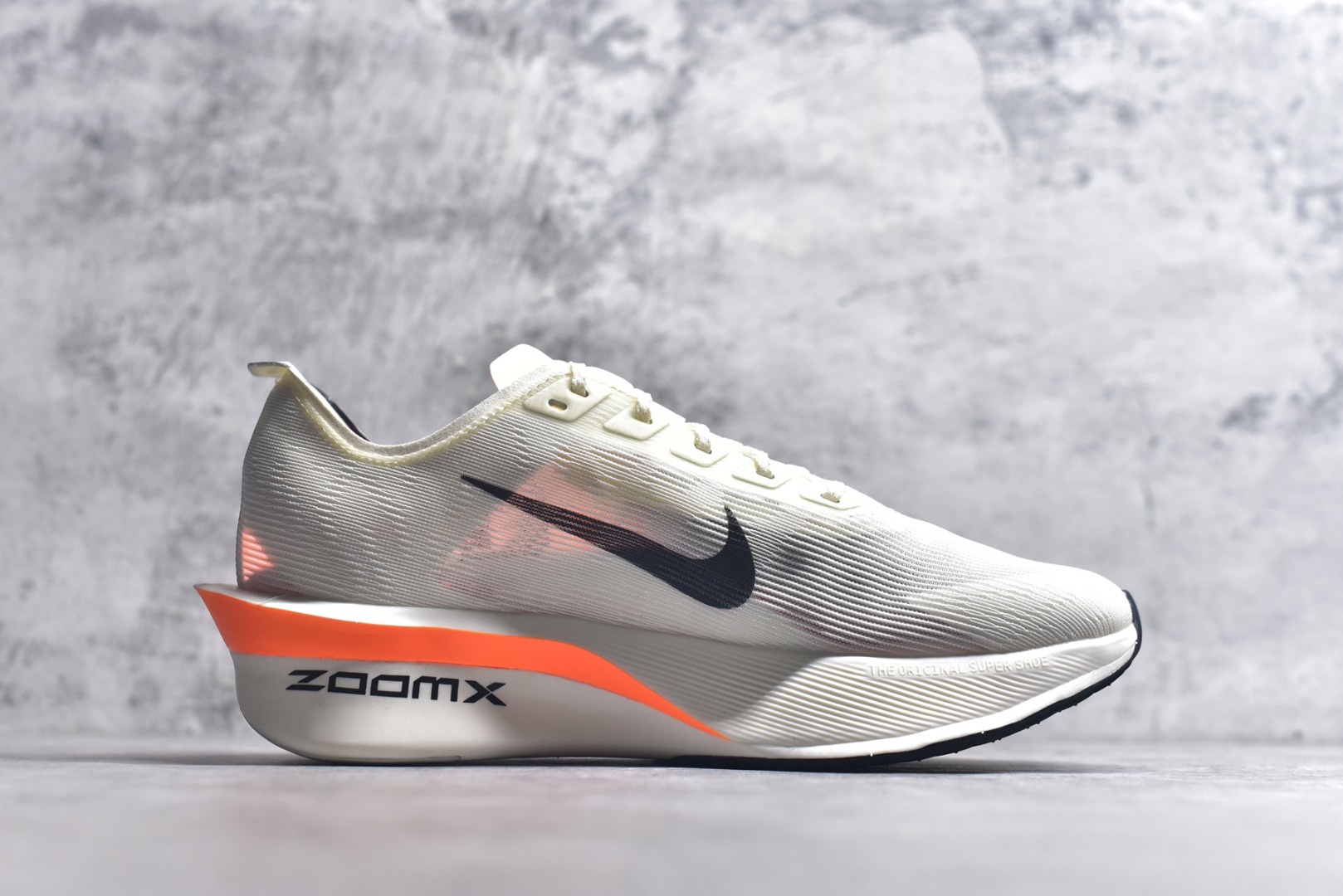图片[3]-#NK VAPORFLY 4 柔软舒适防滑耐磨低帮 马拉松休闲跑步鞋 HF6413-100 Vaporfly 系列以速度和效率而闻名，仍然是竞技跑步者的首选。这款新版本秉承了其以性能为导向的传统，同时添加了新的设计元素。Vaporfly 4 Proto 采用帆色工程网眼鞋面，确保轻盈支撑和增强透气性。大胆的黑色 Swoosh 与中性底色形成鲜明对比，而鞋舌和鞋跟拉环上的金属银色点缀则增添了高级感。这种性能与风格的融合展示了 Nike 对细节的关注。穿孔鞋垫上出现 Total Orange 亮点，增添了活力。这种大胆的色调也出现在堆叠 ZoomX 泡沫中底上，旨在提供卓越的能量回馈。中底包括碳纤维 Flyplate，旨在推动跑步者每一步向前。外侧鞋跟上的手写代码使鞋子具有原型灵感的外观。最后，耐用的黑色橡胶外底确保在各种跑步条件下提供可靠的牵引力。Vaporfly 4 Proto 采用尖端技术和现代设计，专为专业跑步者打造。无论您是在为马拉松训练还是在寻找下一双比赛鞋，这款产品都能兼具性能和时尚感。尺码：36 36.5 37.5 38 38.5 39 40 40.5 41 42 42.5 43 44 44.5 45-选品中心