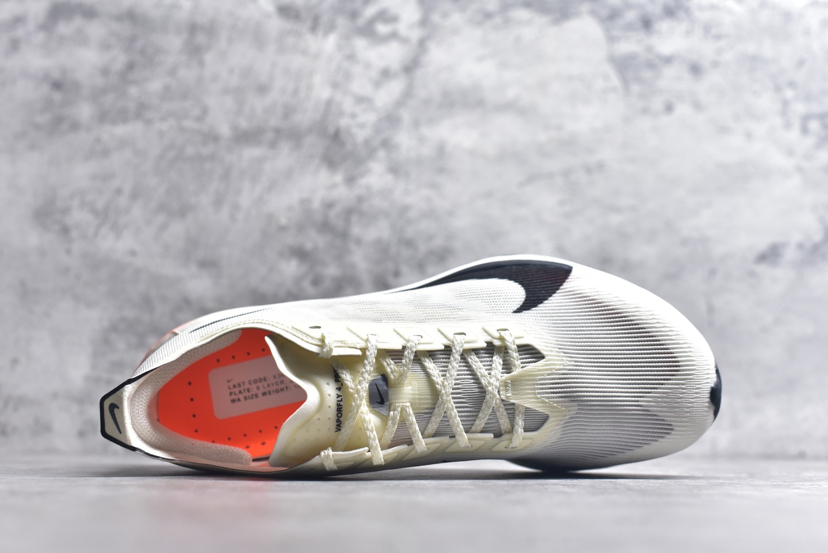 图片[4]-#NK VAPORFLY 4 柔软舒适防滑耐磨低帮 马拉松休闲跑步鞋 HF6413-100 Vaporfly 系列以速度和效率而闻名，仍然是竞技跑步者的首选。这款新版本秉承了其以性能为导向的传统，同时添加了新的设计元素。Vaporfly 4 Proto 采用帆色工程网眼鞋面，确保轻盈支撑和增强透气性。大胆的黑色 Swoosh 与中性底色形成鲜明对比，而鞋舌和鞋跟拉环上的金属银色点缀则增添了高级感。这种性能与风格的融合展示了 Nike 对细节的关注。穿孔鞋垫上出现 Total Orange 亮点，增添了活力。这种大胆的色调也出现在堆叠 ZoomX 泡沫中底上，旨在提供卓越的能量回馈。中底包括碳纤维 Flyplate，旨在推动跑步者每一步向前。外侧鞋跟上的手写代码使鞋子具有原型灵感的外观。最后，耐用的黑色橡胶外底确保在各种跑步条件下提供可靠的牵引力。Vaporfly 4 Proto 采用尖端技术和现代设计，专为专业跑步者打造。无论您是在为马拉松训练还是在寻找下一双比赛鞋，这款产品都能兼具性能和时尚感。尺码：36 36.5 37.5 38 38.5 39 40 40.5 41 42 42.5 43 44 44.5 45-选品中心