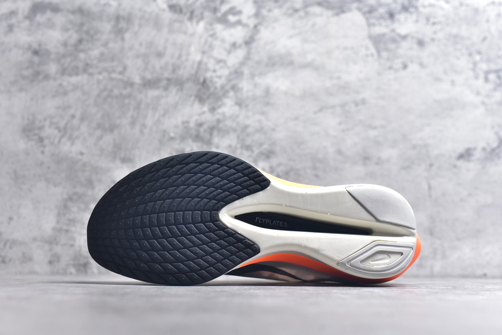 图片[6]-#NK VAPORFLY 4 柔软舒适防滑耐磨低帮 马拉松休闲跑步鞋 HF6413-100 Vaporfly 系列以速度和效率而闻名，仍然是竞技跑步者的首选。这款新版本秉承了其以性能为导向的传统，同时添加了新的设计元素。Vaporfly 4 Proto 采用帆色工程网眼鞋面，确保轻盈支撑和增强透气性。大胆的黑色 Swoosh 与中性底色形成鲜明对比，而鞋舌和鞋跟拉环上的金属银色点缀则增添了高级感。这种性能与风格的融合展示了 Nike 对细节的关注。穿孔鞋垫上出现 Total Orange 亮点，增添了活力。这种大胆的色调也出现在堆叠 ZoomX 泡沫中底上，旨在提供卓越的能量回馈。中底包括碳纤维 Flyplate，旨在推动跑步者每一步向前。外侧鞋跟上的手写代码使鞋子具有原型灵感的外观。最后，耐用的黑色橡胶外底确保在各种跑步条件下提供可靠的牵引力。Vaporfly 4 Proto 采用尖端技术和现代设计，专为专业跑步者打造。无论您是在为马拉松训练还是在寻找下一双比赛鞋，这款产品都能兼具性能和时尚感。尺码：36 36.5 37.5 38 38.5 39 40 40.5 41 42 42.5 43 44 44.5 45-选品中心