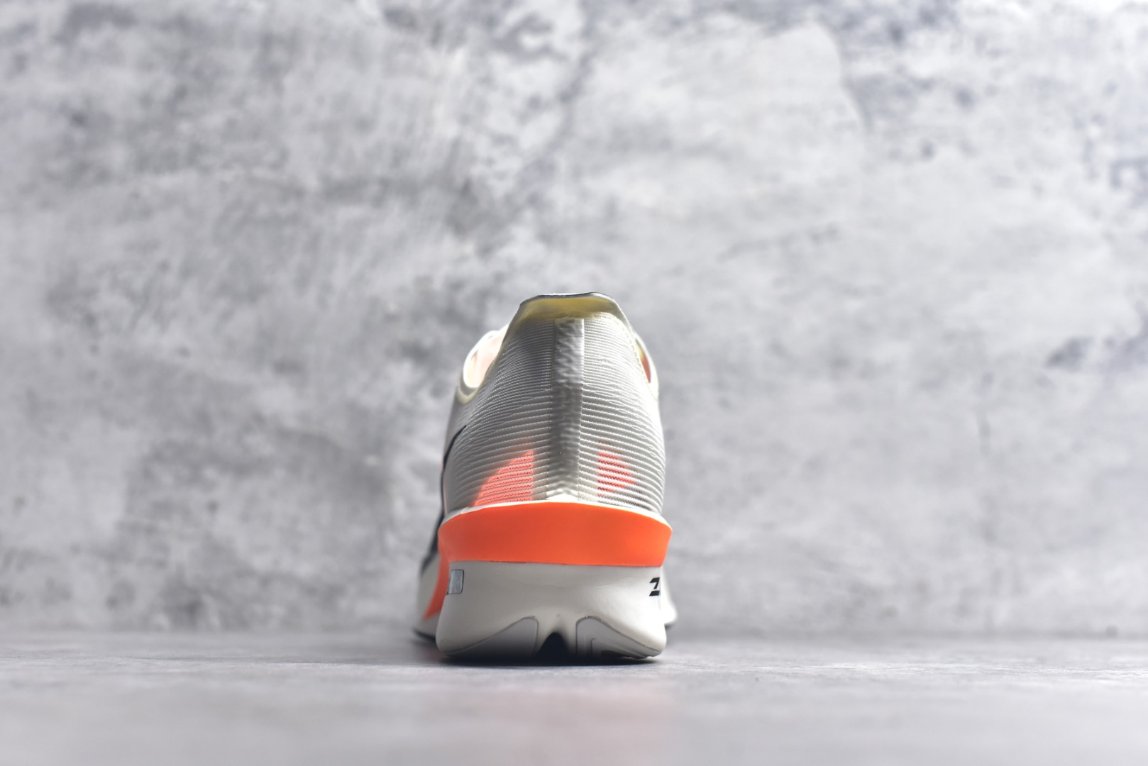 图片[5]-#NK VAPORFLY 4 柔软舒适防滑耐磨低帮 马拉松休闲跑步鞋 HF6413-100 Vaporfly 系列以速度和效率而闻名，仍然是竞技跑步者的首选。这款新版本秉承了其以性能为导向的传统，同时添加了新的设计元素。Vaporfly 4 Proto 采用帆色工程网眼鞋面，确保轻盈支撑和增强透气性。大胆的黑色 Swoosh 与中性底色形成鲜明对比，而鞋舌和鞋跟拉环上的金属银色点缀则增添了高级感。这种性能与风格的融合展示了 Nike 对细节的关注。穿孔鞋垫上出现 Total Orange 亮点，增添了活力。这种大胆的色调也出现在堆叠 ZoomX 泡沫中底上，旨在提供卓越的能量回馈。中底包括碳纤维 Flyplate，旨在推动跑步者每一步向前。外侧鞋跟上的手写代码使鞋子具有原型灵感的外观。最后，耐用的黑色橡胶外底确保在各种跑步条件下提供可靠的牵引力。Vaporfly 4 Proto 采用尖端技术和现代设计，专为专业跑步者打造。无论您是在为马拉松训练还是在寻找下一双比赛鞋，这款产品都能兼具性能和时尚感。尺码：36 36.5 37.5 38 38.5 39 40 40.5 41 42 42.5 43 44 44.5 45-选品中心