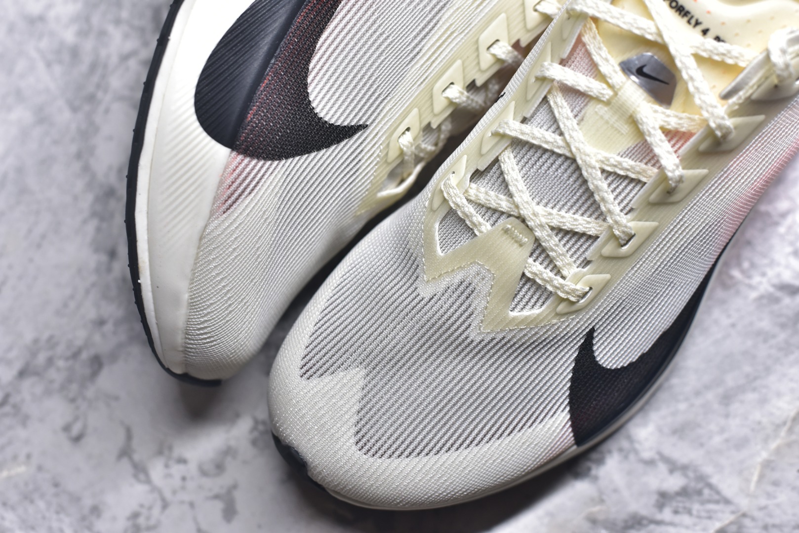 图片[8]-#NK VAPORFLY 4 柔软舒适防滑耐磨低帮 马拉松休闲跑步鞋 HF6413-100 Vaporfly 系列以速度和效率而闻名，仍然是竞技跑步者的首选。这款新版本秉承了其以性能为导向的传统，同时添加了新的设计元素。Vaporfly 4 Proto 采用帆色工程网眼鞋面，确保轻盈支撑和增强透气性。大胆的黑色 Swoosh 与中性底色形成鲜明对比，而鞋舌和鞋跟拉环上的金属银色点缀则增添了高级感。这种性能与风格的融合展示了 Nike 对细节的关注。穿孔鞋垫上出现 Total Orange 亮点，增添了活力。这种大胆的色调也出现在堆叠 ZoomX 泡沫中底上，旨在提供卓越的能量回馈。中底包括碳纤维 Flyplate，旨在推动跑步者每一步向前。外侧鞋跟上的手写代码使鞋子具有原型灵感的外观。最后，耐用的黑色橡胶外底确保在各种跑步条件下提供可靠的牵引力。Vaporfly 4 Proto 采用尖端技术和现代设计，专为专业跑步者打造。无论您是在为马拉松训练还是在寻找下一双比赛鞋，这款产品都能兼具性能和时尚感。尺码：36 36.5 37.5 38 38.5 39 40 40.5 41 42 42.5 43 44 44.5 45-选品中心
