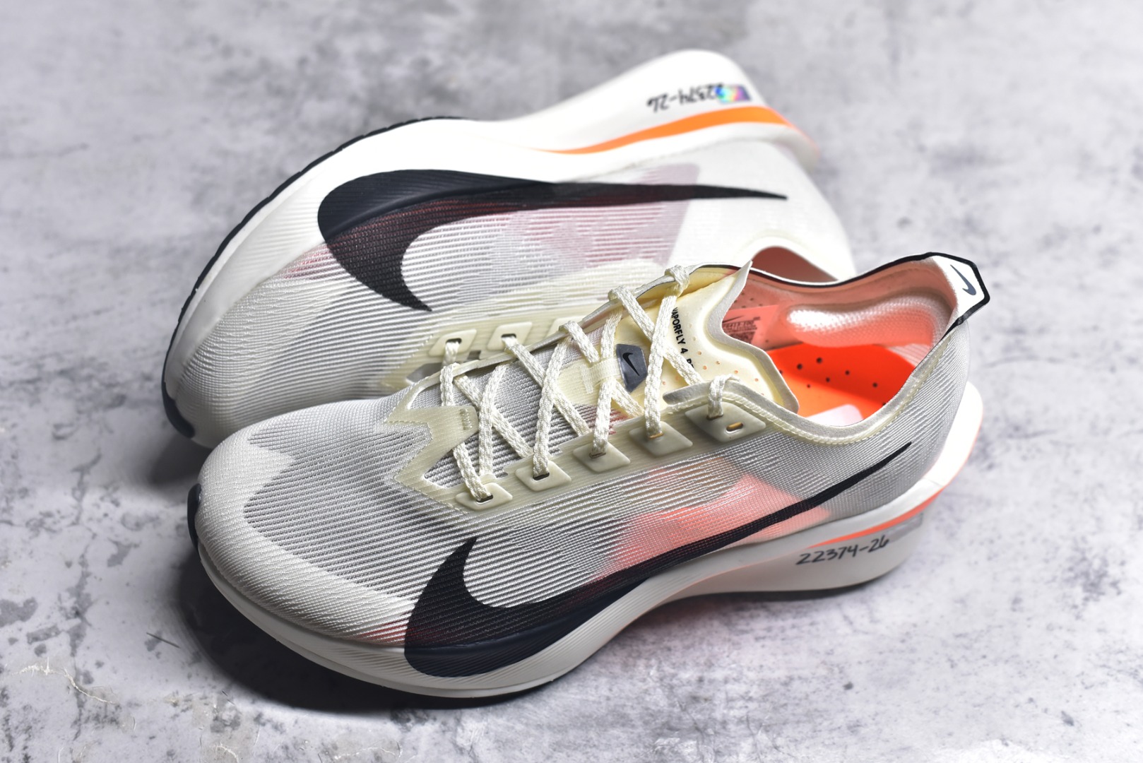图片[7]-#NK VAPORFLY 4 柔软舒适防滑耐磨低帮 马拉松休闲跑步鞋 HF6413-100 Vaporfly 系列以速度和效率而闻名，仍然是竞技跑步者的首选。这款新版本秉承了其以性能为导向的传统，同时添加了新的设计元素。Vaporfly 4 Proto 采用帆色工程网眼鞋面，确保轻盈支撑和增强透气性。大胆的黑色 Swoosh 与中性底色形成鲜明对比，而鞋舌和鞋跟拉环上的金属银色点缀则增添了高级感。这种性能与风格的融合展示了 Nike 对细节的关注。穿孔鞋垫上出现 Total Orange 亮点，增添了活力。这种大胆的色调也出现在堆叠 ZoomX 泡沫中底上，旨在提供卓越的能量回馈。中底包括碳纤维 Flyplate，旨在推动跑步者每一步向前。外侧鞋跟上的手写代码使鞋子具有原型灵感的外观。最后，耐用的黑色橡胶外底确保在各种跑步条件下提供可靠的牵引力。Vaporfly 4 Proto 采用尖端技术和现代设计，专为专业跑步者打造。无论您是在为马拉松训练还是在寻找下一双比赛鞋，这款产品都能兼具性能和时尚感。尺码：36 36.5 37.5 38 38.5 39 40 40.5 41 42 42.5 43 44 44.5 45-选品中心