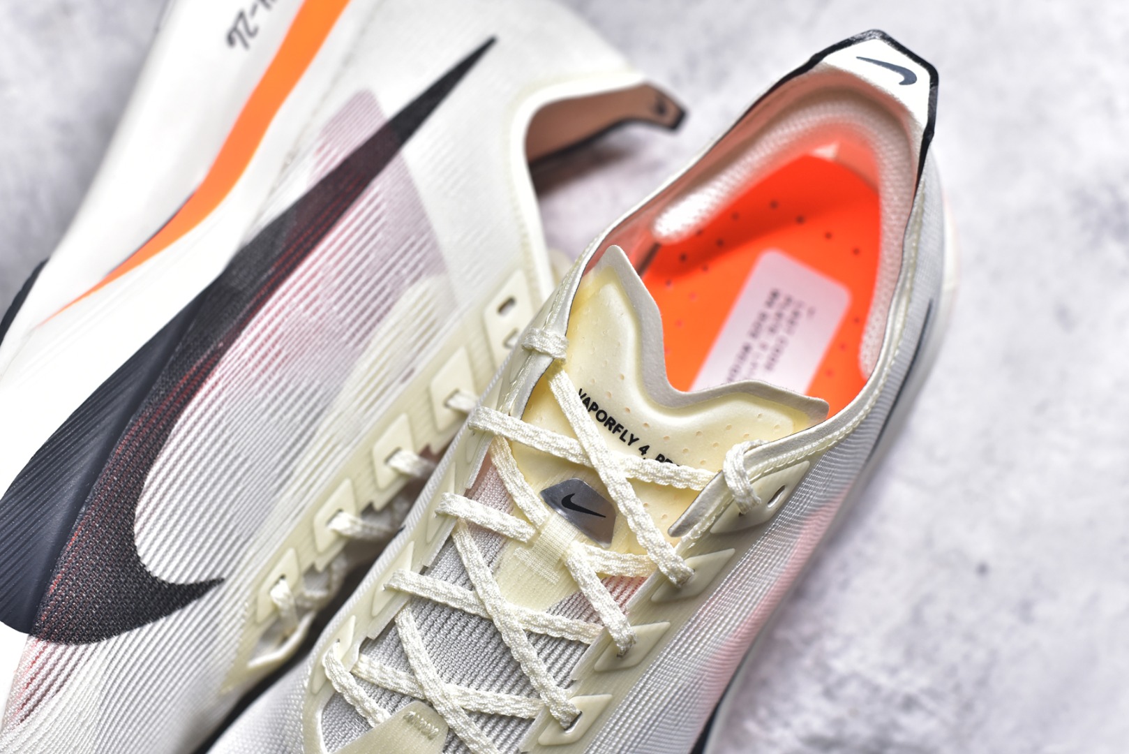 图片[9]-#NK VAPORFLY 4 柔软舒适防滑耐磨低帮 马拉松休闲跑步鞋 HF6413-100 Vaporfly 系列以速度和效率而闻名，仍然是竞技跑步者的首选。这款新版本秉承了其以性能为导向的传统，同时添加了新的设计元素。Vaporfly 4 Proto 采用帆色工程网眼鞋面，确保轻盈支撑和增强透气性。大胆的黑色 Swoosh 与中性底色形成鲜明对比，而鞋舌和鞋跟拉环上的金属银色点缀则增添了高级感。这种性能与风格的融合展示了 Nike 对细节的关注。穿孔鞋垫上出现 Total Orange 亮点，增添了活力。这种大胆的色调也出现在堆叠 ZoomX 泡沫中底上，旨在提供卓越的能量回馈。中底包括碳纤维 Flyplate，旨在推动跑步者每一步向前。外侧鞋跟上的手写代码使鞋子具有原型灵感的外观。最后，耐用的黑色橡胶外底确保在各种跑步条件下提供可靠的牵引力。Vaporfly 4 Proto 采用尖端技术和现代设计，专为专业跑步者打造。无论您是在为马拉松训练还是在寻找下一双比赛鞋，这款产品都能兼具性能和时尚感。尺码：36 36.5 37.5 38 38.5 39 40 40.5 41 42 42.5 43 44 44.5 45-选品中心