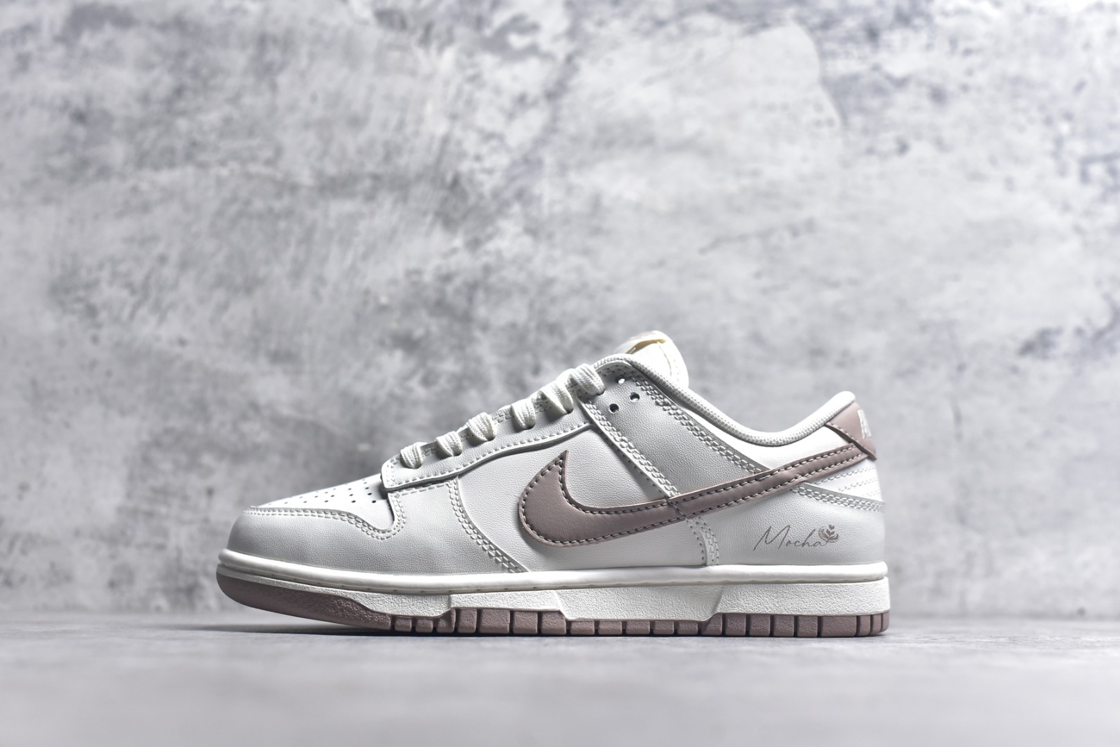 #NK Dunk Low 摩卡慕斯 WG0212-014 当清晨的杏仁奶白，温柔覆盖经典轮廓。侧翼Swoosh摩卡慕斯色如倾泻的暖阳，将醇厚风韵悄然诉说。步履之间，踏着的是微醺的甜蜜时光。后跟轻缀的\”MOCHA\”，是此刻柔软的署名，暖意先行，步调至雅。用温柔的色调革命，轻松驾驭高级松弛感。定制系列天花板 无原鞋不开发 全系列得物原鞋一比一校对开发 配色持续更新中 终端对接 优势输出 全套原厂楦头原纸板数据档案倾力打造 原汁原味莞产 极致还原 圈内最强针车工艺 高端零售指定版 广东原厂配套原盒原标 鞋盒分三个尺码段 原厂冲刀 超高清洁度 全鞋零毛边皮料切割 采用原厂百宏鞋带以及原厂百宏织唛舌标 内标可供原厂几率过验 进口原装条纹中底布 四线拉帮白色点胶 原厂拉帮手法遵循公司 原厂电绣 极致还原 尺码：36 36.5 37.5 38 38.5 39 40 40.5 41 42 42.5 43 44 44.5 45 46-选品中心
