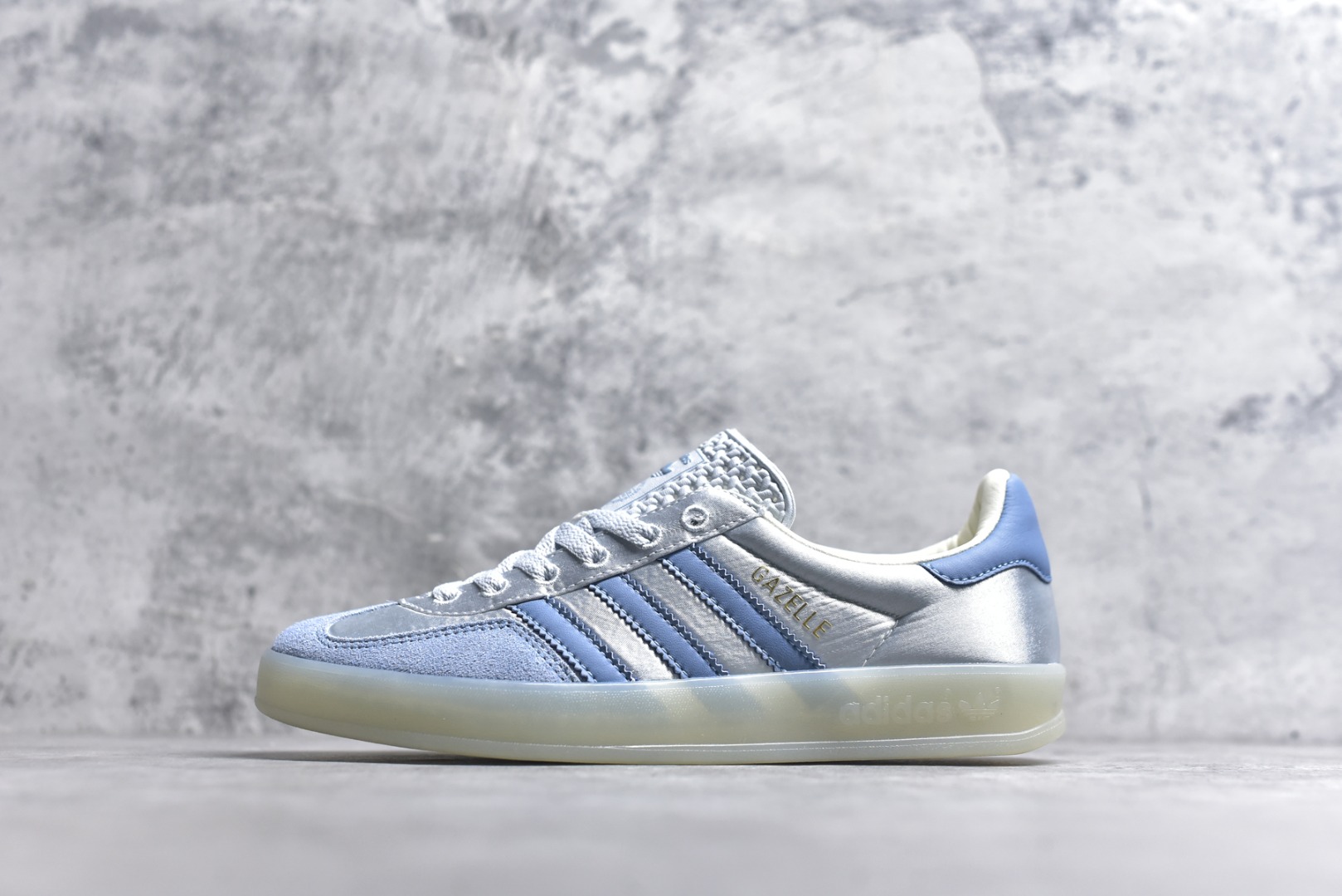 #AD Gazelle Indoor Trainers 羚羊内训系列低帮复古百搭休闲运动德训风板鞋 JI2711 90年代经典的复刻版！自60年代以足球训练鞋面世以来,Gazelle就以其经典设计席卷全球。1991年版本的复刻,再造经典Gazelle。采用皮革打造,搭配浊色细节,让这款经典更加简约。尺码：36 36⅔ 37⅓ 38 38⅔ 39⅓ 40 40⅔ 41⅓ 42 42⅔ 43⅓ 44⅓ 44⅔ 45-选品中心