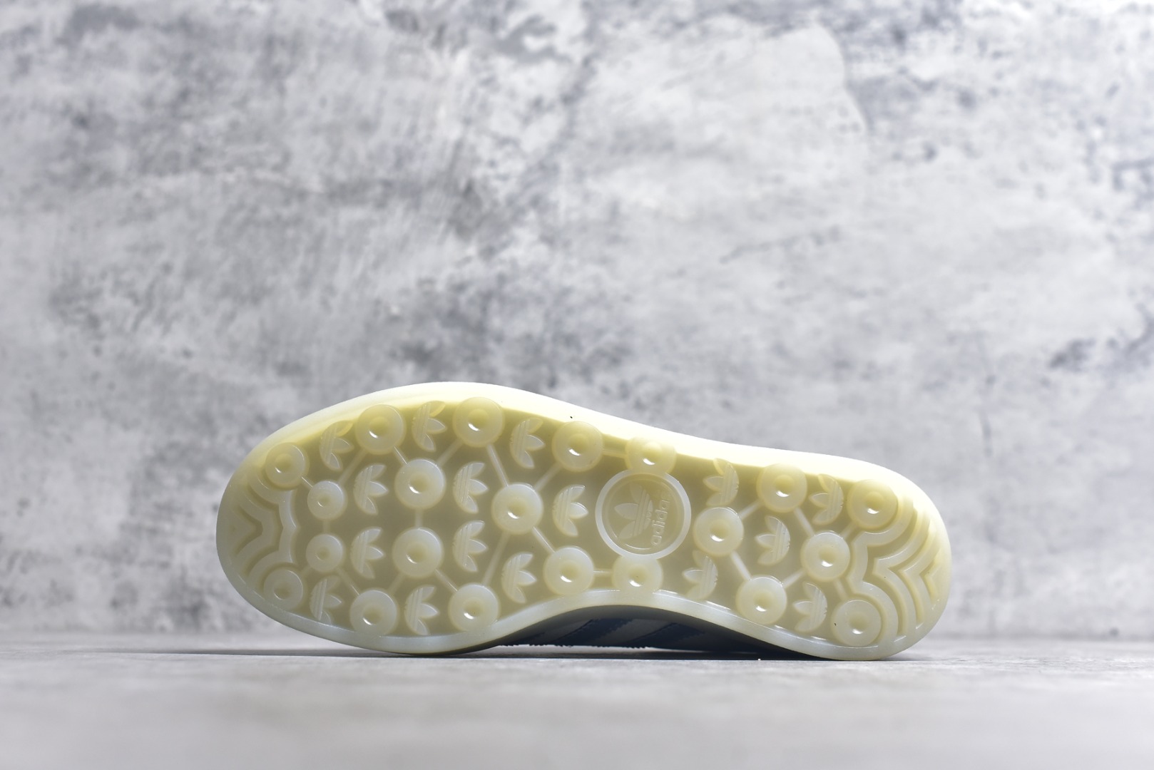 图片[6]-#AD Gazelle Indoor Trainers 羚羊内训系列低帮复古百搭休闲运动德训风板鞋 JI2711 90年代经典的复刻版！自60年代以足球训练鞋面世以来,Gazelle就以其经典设计席卷全球。1991年版本的复刻,再造经典Gazelle。采用皮革打造,搭配浊色细节,让这款经典更加简约。尺码：36 36⅔ 37⅓ 38 38⅔ 39⅓ 40 40⅔ 41⅓ 42 42⅔ 43⅓ 44⅓ 44⅔ 45-选品中心