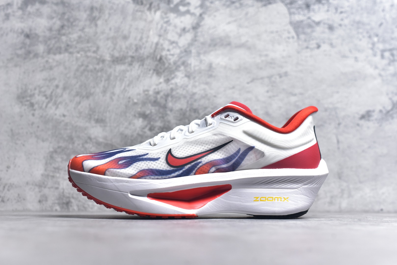 #NK ZoomX Invincible Run Flyknit 6 轻量跑鞋 飞织低帮休闲运动慢跑鞋 HQ3498-100 此鞋专为短跑运动员而生 是为 5 至 10 公里距离的赛事和训练打造 整体设计采用流线型的轻质工程网眼材质构成鞋面 并与其他 Running 旗舰鞋款同样搭载全脚掌 ZoomX 缓冲中底 搭配 Pebax 物料与橡胶外底 ZoomX StreakFly 首发配色以Prototype呈现 其灵感是来自开发期间的磨损测试 透过编号的标记与内侧的预期跑步距离突出研发过程 尺码：36 36.5 37.5 38 38.5 39 40 40.5 41 42 42.5 43 44 45 46-选品中心