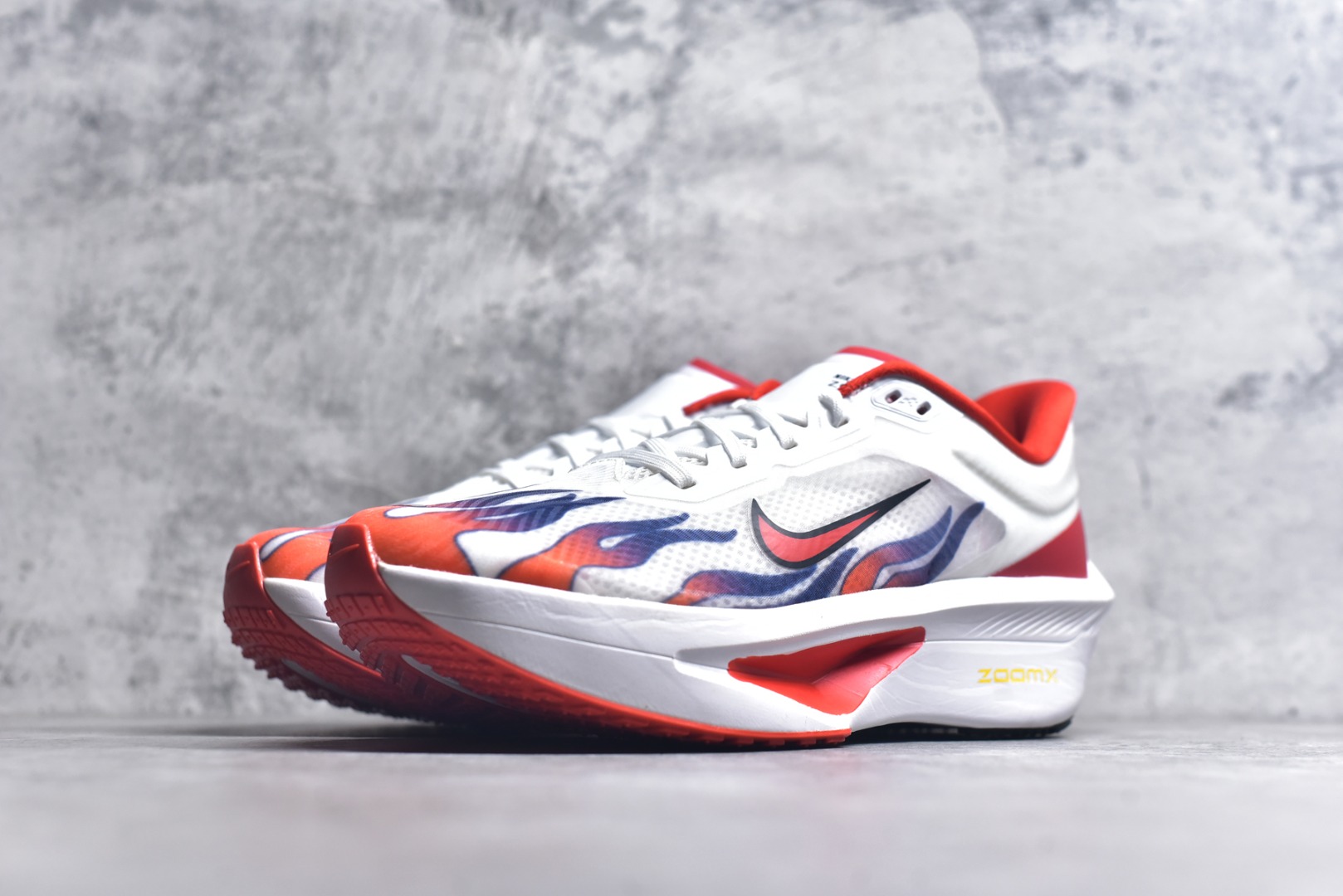 图片[2]-#NK ZoomX Invincible Run Flyknit 6 轻量跑鞋 飞织低帮休闲运动慢跑鞋 HQ3498-100 此鞋专为短跑运动员而生 是为 5 至 10 公里距离的赛事和训练打造 整体设计采用流线型的轻质工程网眼材质构成鞋面 并与其他 Running 旗舰鞋款同样搭载全脚掌 ZoomX 缓冲中底 搭配 Pebax 物料与橡胶外底 ZoomX StreakFly 首发配色以Prototype呈现 其灵感是来自开发期间的磨损测试 透过编号的标记与内侧的预期跑步距离突出研发过程 尺码：36 36.5 37.5 38 38.5 39 40 40.5 41 42 42.5 43 44 45 46-选品中心