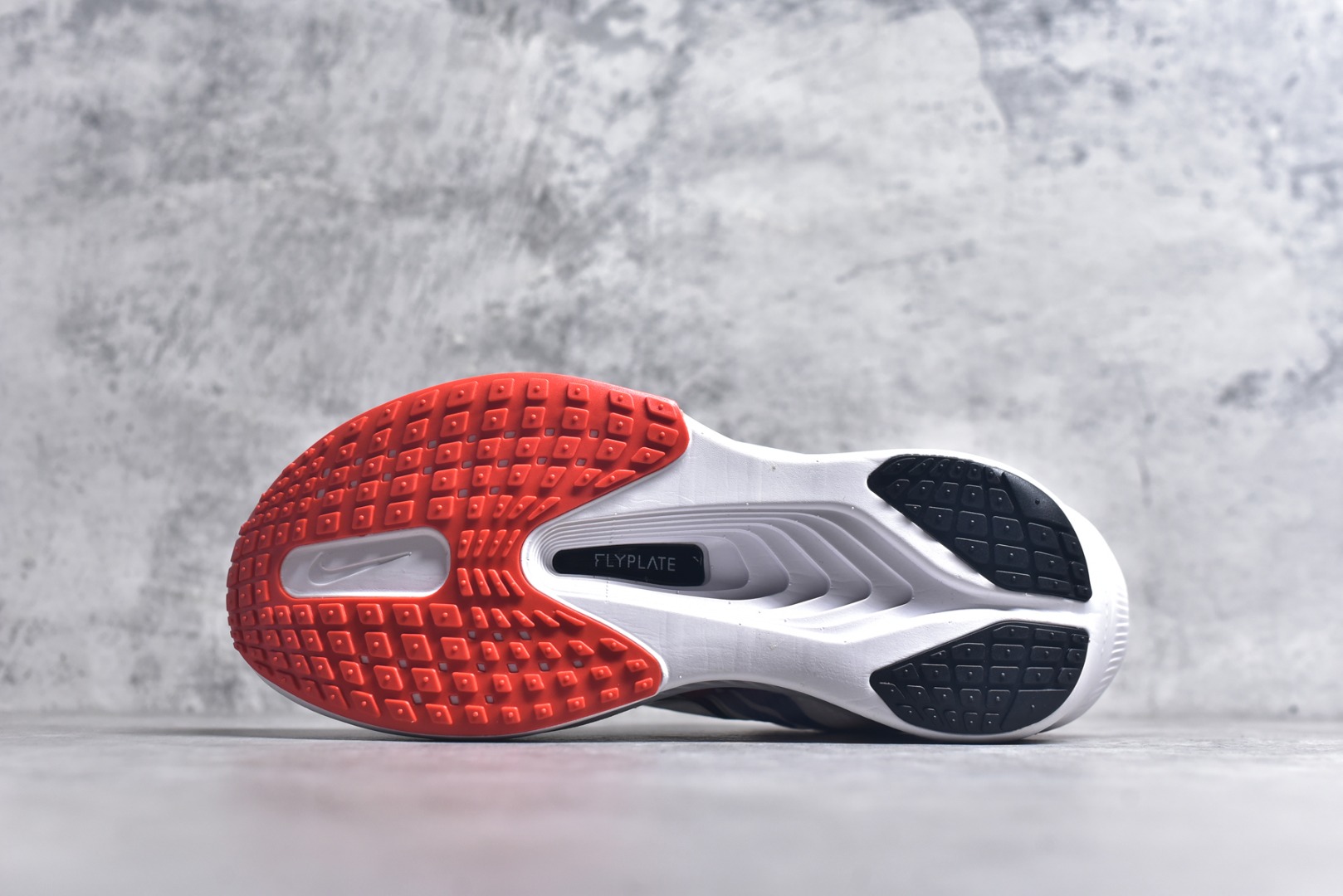 图片[6]-#NK ZoomX Invincible Run Flyknit 6 轻量跑鞋 飞织低帮休闲运动慢跑鞋 HQ3498-100 此鞋专为短跑运动员而生 是为 5 至 10 公里距离的赛事和训练打造 整体设计采用流线型的轻质工程网眼材质构成鞋面 并与其他 Running 旗舰鞋款同样搭载全脚掌 ZoomX 缓冲中底 搭配 Pebax 物料与橡胶外底 ZoomX StreakFly 首发配色以Prototype呈现 其灵感是来自开发期间的磨损测试 透过编号的标记与内侧的预期跑步距离突出研发过程 尺码：36 36.5 37.5 38 38.5 39 40 40.5 41 42 42.5 43 44 45 46-选品中心