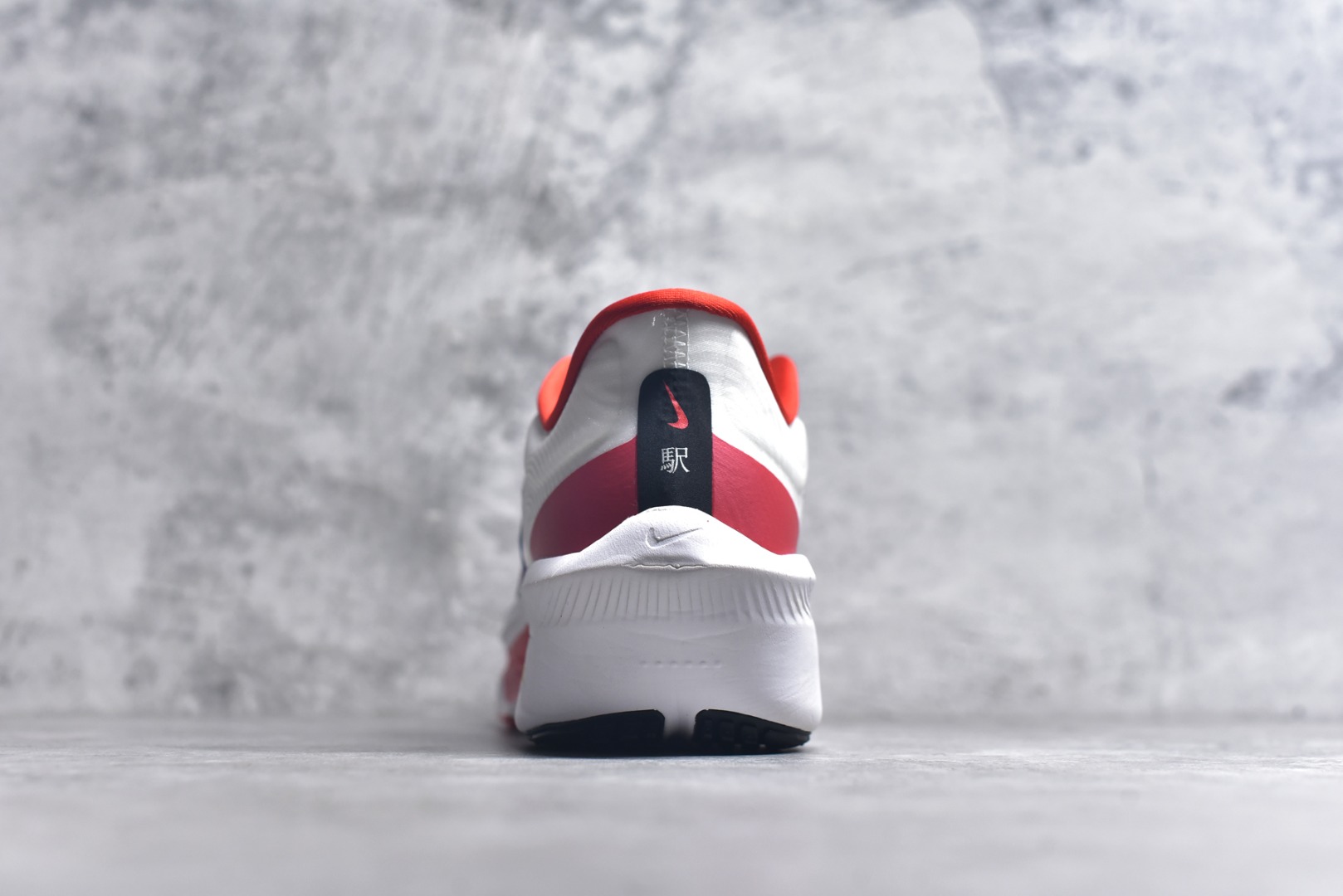 图片[5]-#NK ZoomX Invincible Run Flyknit 6 轻量跑鞋 飞织低帮休闲运动慢跑鞋 HQ3498-100 此鞋专为短跑运动员而生 是为 5 至 10 公里距离的赛事和训练打造 整体设计采用流线型的轻质工程网眼材质构成鞋面 并与其他 Running 旗舰鞋款同样搭载全脚掌 ZoomX 缓冲中底 搭配 Pebax 物料与橡胶外底 ZoomX StreakFly 首发配色以Prototype呈现 其灵感是来自开发期间的磨损测试 透过编号的标记与内侧的预期跑步距离突出研发过程 尺码：36 36.5 37.5 38 38.5 39 40 40.5 41 42 42.5 43 44 45 46-选品中心