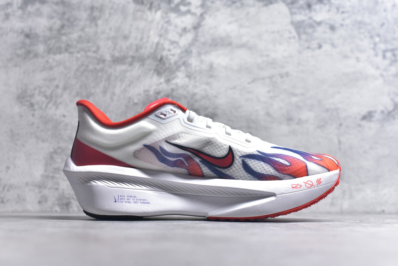 图片[3]-#NK ZoomX Invincible Run Flyknit 6 轻量跑鞋 飞织低帮休闲运动慢跑鞋 HQ3498-100 此鞋专为短跑运动员而生 是为 5 至 10 公里距离的赛事和训练打造 整体设计采用流线型的轻质工程网眼材质构成鞋面 并与其他 Running 旗舰鞋款同样搭载全脚掌 ZoomX 缓冲中底 搭配 Pebax 物料与橡胶外底 ZoomX StreakFly 首发配色以Prototype呈现 其灵感是来自开发期间的磨损测试 透过编号的标记与内侧的预期跑步距离突出研发过程 尺码：36 36.5 37.5 38 38.5 39 40 40.5 41 42 42.5 43 44 45 46-选品中心