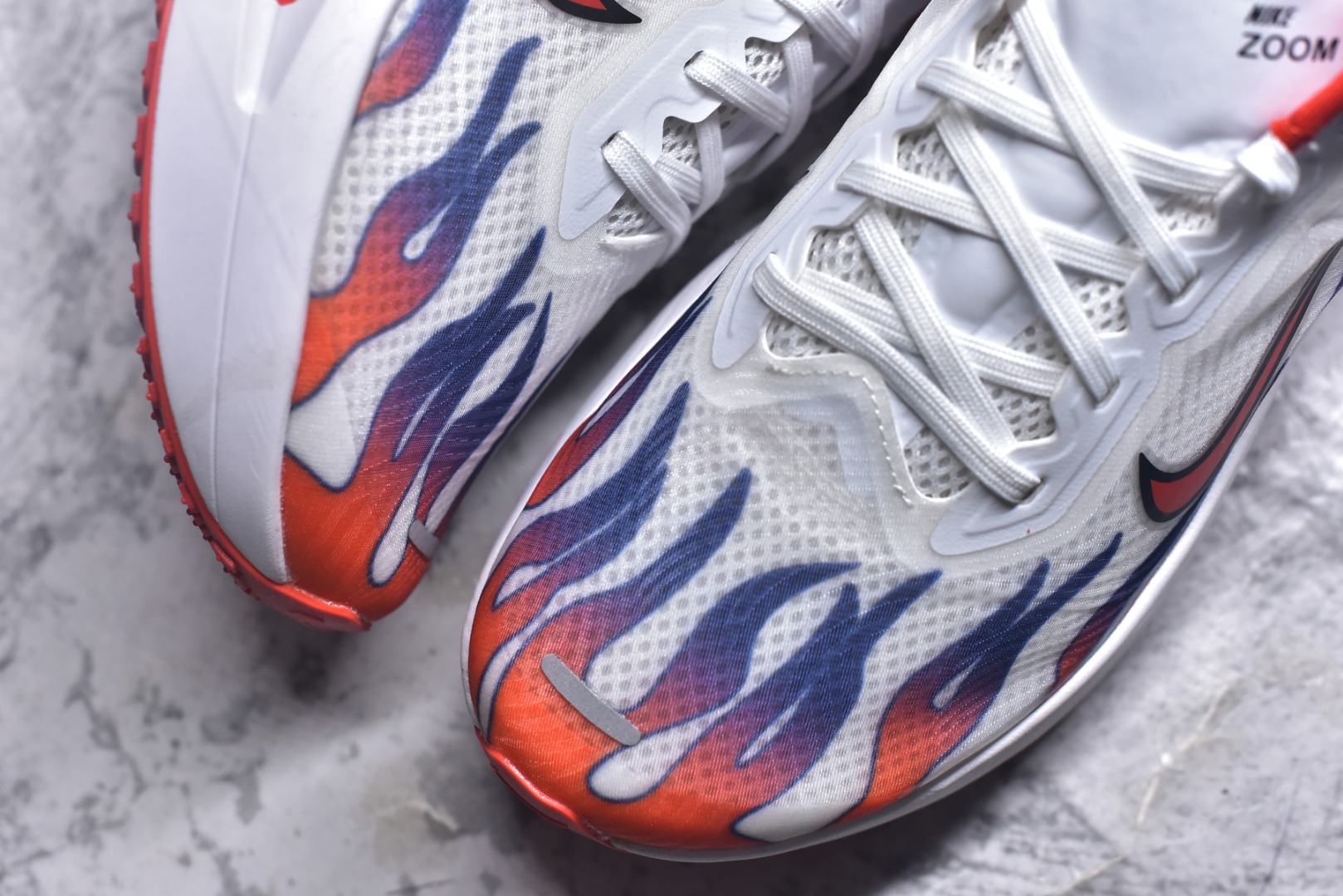 图片[8]-#NK ZoomX Invincible Run Flyknit 6 轻量跑鞋 飞织低帮休闲运动慢跑鞋 HQ3498-100 此鞋专为短跑运动员而生 是为 5 至 10 公里距离的赛事和训练打造 整体设计采用流线型的轻质工程网眼材质构成鞋面 并与其他 Running 旗舰鞋款同样搭载全脚掌 ZoomX 缓冲中底 搭配 Pebax 物料与橡胶外底 ZoomX StreakFly 首发配色以Prototype呈现 其灵感是来自开发期间的磨损测试 透过编号的标记与内侧的预期跑步距离突出研发过程 尺码：36 36.5 37.5 38 38.5 39 40 40.5 41 42 42.5 43 44 45 46-选品中心