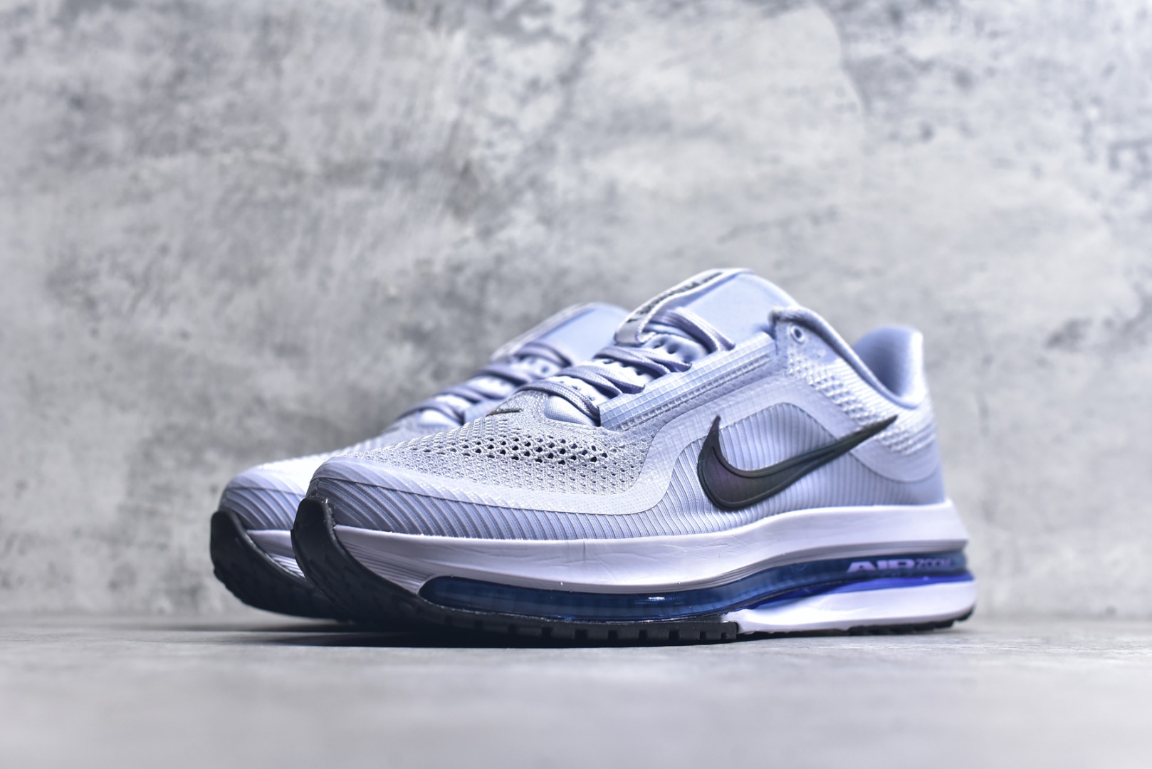图片[2]-#NK Pegasus Premium 飞马全掌气垫跑步运动鞋 HQ2592-004 气垫的究极进化 NIKE 2025S 新王炸 • 在特有Air科技加持下，耐克带来全新Pegasus Premium。这款跑鞋在传承耐克飞马（Pegasus）系列标志性的缓震功能的同时，将首次搭载耐克的塑型可视化Air Zoom气垫单元。• 塑型Air Zoom气垫单元贴合脚部的自然轮廓，帮助跑者在从后跟到脚趾的过渡中能够有效传递力量，带来一种前所未有的轻盈、顺畅回馈体验。中底采用ZoomX泡绵，后跟则使用ReactX泡绵，为跑者提供稳定流畅的推进感。• 塑型可视化Air Zoom气垫单元和精心配置的泡绵组合，让Pegasus Premium成为耐克飞马系列中颇具能量回馈的鞋款。• 全新Pegasus Premium不仅展示了耐克势头强劲的创新周期，证明了其特有的Air科技的强大实力，更体现了耐克倾听和服务运动员的能力。尺码：36 36.5 37.5 38 38.5 39 40 40.5 41 42 42.5 43 44 44.5 45-选品中心