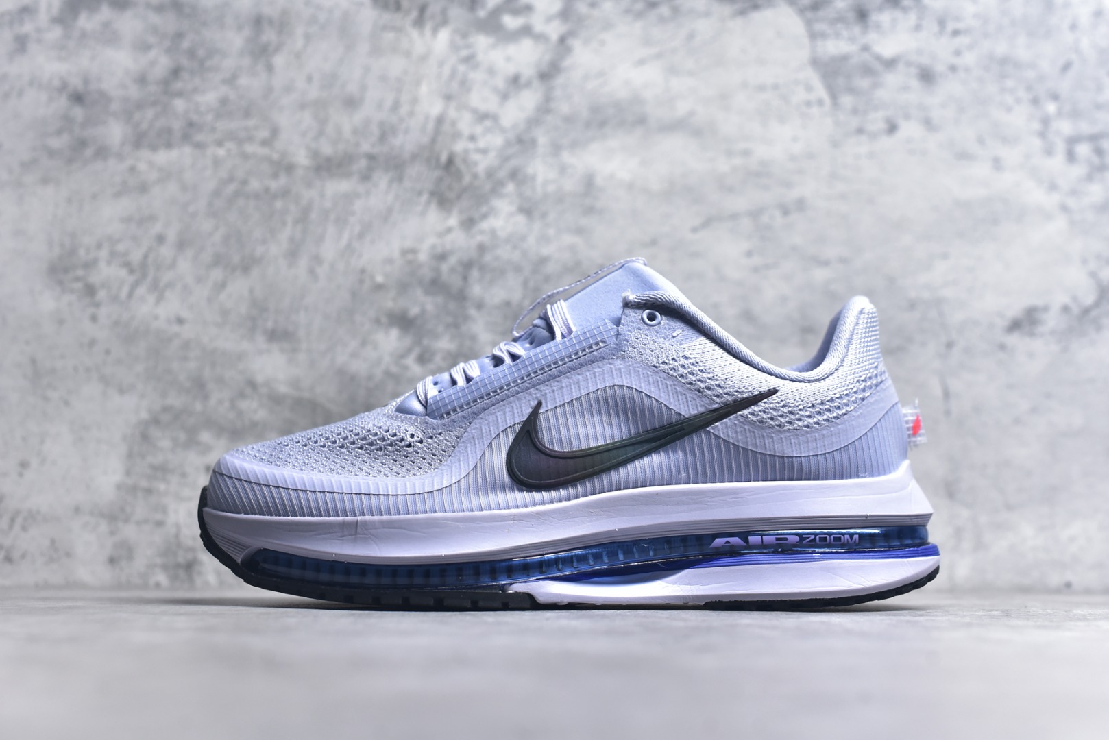 #NK Pegasus Premium 飞马全掌气垫跑步运动鞋 HQ2592-004 气垫的究极进化 NIKE 2025S 新王炸 • 在特有Air科技加持下，耐克带来全新Pegasus Premium。这款跑鞋在传承耐克飞马（Pegasus）系列标志性的缓震功能的同时，将首次搭载耐克的塑型可视化Air Zoom气垫单元。• 塑型Air Zoom气垫单元贴合脚部的自然轮廓，帮助跑者在从后跟到脚趾的过渡中能够有效传递力量，带来一种前所未有的轻盈、顺畅回馈体验。中底采用ZoomX泡绵，后跟则使用ReactX泡绵，为跑者提供稳定流畅的推进感。• 塑型可视化Air Zoom气垫单元和精心配置的泡绵组合，让Pegasus Premium成为耐克飞马系列中颇具能量回馈的鞋款。• 全新Pegasus Premium不仅展示了耐克势头强劲的创新周期，证明了其特有的Air科技的强大实力，更体现了耐克倾听和服务运动员的能力。尺码：36 36.5 37.5 38 38.5 39 40 40.5 41 42 42.5 43 44 44.5 45-选品中心