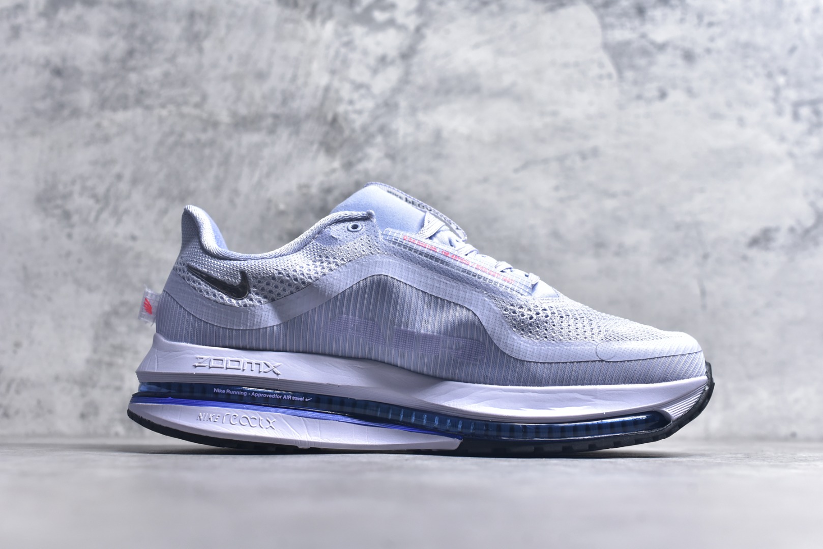 图片[3]-#NK Pegasus Premium 飞马全掌气垫跑步运动鞋 HQ2592-004 气垫的究极进化 NIKE 2025S 新王炸 • 在特有Air科技加持下，耐克带来全新Pegasus Premium。这款跑鞋在传承耐克飞马（Pegasus）系列标志性的缓震功能的同时，将首次搭载耐克的塑型可视化Air Zoom气垫单元。• 塑型Air Zoom气垫单元贴合脚部的自然轮廓，帮助跑者在从后跟到脚趾的过渡中能够有效传递力量，带来一种前所未有的轻盈、顺畅回馈体验。中底采用ZoomX泡绵，后跟则使用ReactX泡绵，为跑者提供稳定流畅的推进感。• 塑型可视化Air Zoom气垫单元和精心配置的泡绵组合，让Pegasus Premium成为耐克飞马系列中颇具能量回馈的鞋款。• 全新Pegasus Premium不仅展示了耐克势头强劲的创新周期，证明了其特有的Air科技的强大实力，更体现了耐克倾听和服务运动员的能力。尺码：36 36.5 37.5 38 38.5 39 40 40.5 41 42 42.5 43 44 44.5 45-选品中心