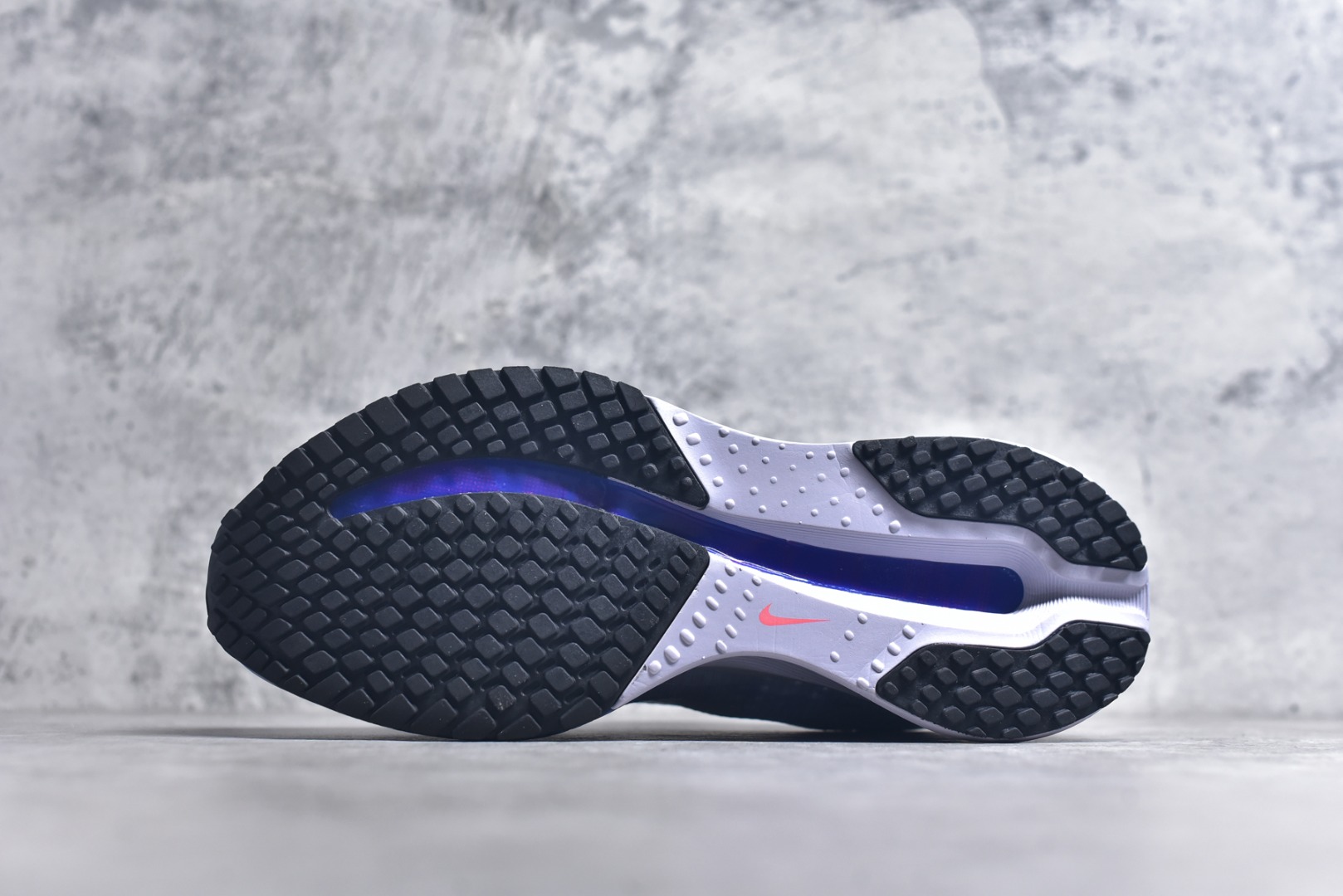 图片[6]-#NK Pegasus Premium 飞马全掌气垫跑步运动鞋 HQ2592-004 气垫的究极进化 NIKE 2025S 新王炸 • 在特有Air科技加持下，耐克带来全新Pegasus Premium。这款跑鞋在传承耐克飞马（Pegasus）系列标志性的缓震功能的同时，将首次搭载耐克的塑型可视化Air Zoom气垫单元。• 塑型Air Zoom气垫单元贴合脚部的自然轮廓，帮助跑者在从后跟到脚趾的过渡中能够有效传递力量，带来一种前所未有的轻盈、顺畅回馈体验。中底采用ZoomX泡绵，后跟则使用ReactX泡绵，为跑者提供稳定流畅的推进感。• 塑型可视化Air Zoom气垫单元和精心配置的泡绵组合，让Pegasus Premium成为耐克飞马系列中颇具能量回馈的鞋款。• 全新Pegasus Premium不仅展示了耐克势头强劲的创新周期，证明了其特有的Air科技的强大实力，更体现了耐克倾听和服务运动员的能力。尺码：36 36.5 37.5 38 38.5 39 40 40.5 41 42 42.5 43 44 44.5 45-选品中心
