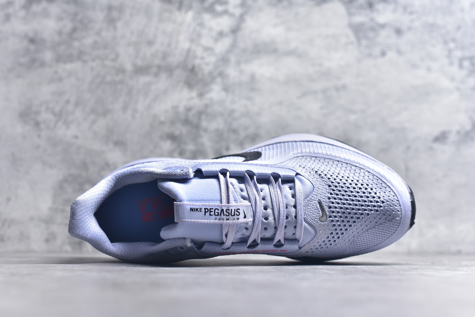 图片[4]-#NK Pegasus Premium 飞马全掌气垫跑步运动鞋 HQ2592-004 气垫的究极进化 NIKE 2025S 新王炸 • 在特有Air科技加持下，耐克带来全新Pegasus Premium。这款跑鞋在传承耐克飞马（Pegasus）系列标志性的缓震功能的同时，将首次搭载耐克的塑型可视化Air Zoom气垫单元。• 塑型Air Zoom气垫单元贴合脚部的自然轮廓，帮助跑者在从后跟到脚趾的过渡中能够有效传递力量，带来一种前所未有的轻盈、顺畅回馈体验。中底采用ZoomX泡绵，后跟则使用ReactX泡绵，为跑者提供稳定流畅的推进感。• 塑型可视化Air Zoom气垫单元和精心配置的泡绵组合，让Pegasus Premium成为耐克飞马系列中颇具能量回馈的鞋款。• 全新Pegasus Premium不仅展示了耐克势头强劲的创新周期，证明了其特有的Air科技的强大实力，更体现了耐克倾听和服务运动员的能力。尺码：36 36.5 37.5 38 38.5 39 40 40.5 41 42 42.5 43 44 44.5 45-选品中心