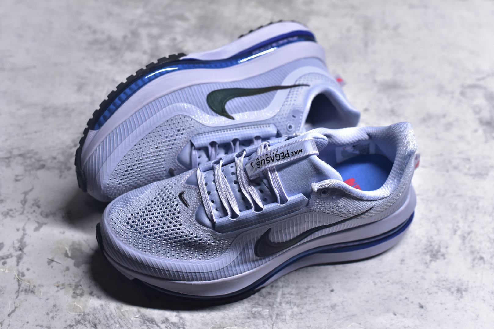 图片[7]-#NK Pegasus Premium 飞马全掌气垫跑步运动鞋 HQ2592-004 气垫的究极进化 NIKE 2025S 新王炸 • 在特有Air科技加持下，耐克带来全新Pegasus Premium。这款跑鞋在传承耐克飞马（Pegasus）系列标志性的缓震功能的同时，将首次搭载耐克的塑型可视化Air Zoom气垫单元。• 塑型Air Zoom气垫单元贴合脚部的自然轮廓，帮助跑者在从后跟到脚趾的过渡中能够有效传递力量，带来一种前所未有的轻盈、顺畅回馈体验。中底采用ZoomX泡绵，后跟则使用ReactX泡绵，为跑者提供稳定流畅的推进感。• 塑型可视化Air Zoom气垫单元和精心配置的泡绵组合，让Pegasus Premium成为耐克飞马系列中颇具能量回馈的鞋款。• 全新Pegasus Premium不仅展示了耐克势头强劲的创新周期，证明了其特有的Air科技的强大实力，更体现了耐克倾听和服务运动员的能力。尺码：36 36.5 37.5 38 38.5 39 40 40.5 41 42 42.5 43 44 44.5 45-选品中心