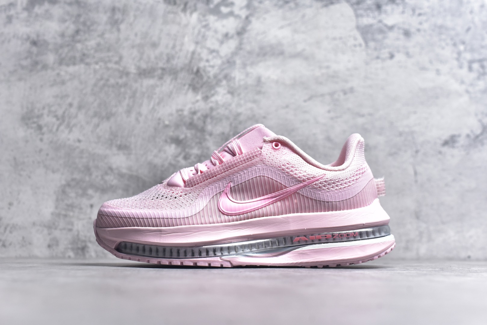 #NK Pegasus Premium 飞马全掌气垫跑步运动鞋 HQ2593-601 气垫的究极进化 NIKE 2025S 新王炸 • 在特有Air科技加持下，耐克带来全新Pegasus Premium。这款跑鞋在传承耐克飞马（Pegasus）系列标志性的缓震功能的同时，将首次搭载耐克的塑型可视化Air Zoom气垫单元。• 塑型Air Zoom气垫单元贴合脚部的自然轮廓，帮助跑者在从后跟到脚趾的过渡中能够有效传递力量，带来一种前所未有的轻盈、顺畅回馈体验。中底采用ZoomX泡绵，后跟则使用ReactX泡绵，为跑者提供稳定流畅的推进感。• 塑型可视化Air Zoom气垫单元和精心配置的泡绵组合，让Pegasus Premium成为耐克飞马系列中颇具能量回馈的鞋款。• 全新Pegasus Premium不仅展示了耐克势头强劲的创新周期，证明了其特有的Air科技的强大实力，更体现了耐克倾听和服务运动员的能力。尺码：36 36.5 37.5 38 38.5 39 40 40.5 41 42 42.5 43 44 44.5 45-选品中心