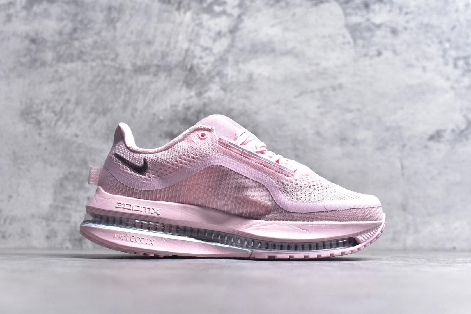 图片[3]-#NK Pegasus Premium 飞马全掌气垫跑步运动鞋 HQ2593-601 气垫的究极进化 NIKE 2025S 新王炸 • 在特有Air科技加持下，耐克带来全新Pegasus Premium。这款跑鞋在传承耐克飞马（Pegasus）系列标志性的缓震功能的同时，将首次搭载耐克的塑型可视化Air Zoom气垫单元。• 塑型Air Zoom气垫单元贴合脚部的自然轮廓，帮助跑者在从后跟到脚趾的过渡中能够有效传递力量，带来一种前所未有的轻盈、顺畅回馈体验。中底采用ZoomX泡绵，后跟则使用ReactX泡绵，为跑者提供稳定流畅的推进感。• 塑型可视化Air Zoom气垫单元和精心配置的泡绵组合，让Pegasus Premium成为耐克飞马系列中颇具能量回馈的鞋款。• 全新Pegasus Premium不仅展示了耐克势头强劲的创新周期，证明了其特有的Air科技的强大实力，更体现了耐克倾听和服务运动员的能力。尺码：36 36.5 37.5 38 38.5 39 40 40.5 41 42 42.5 43 44 44.5 45-选品中心