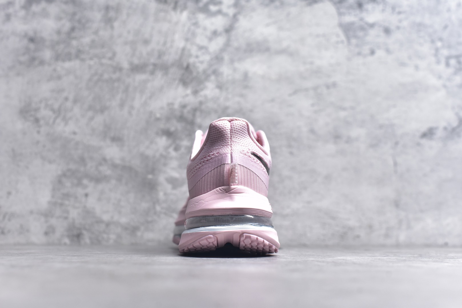 图片[5]-#NK Pegasus Premium 飞马全掌气垫跑步运动鞋 HQ2593-601 气垫的究极进化 NIKE 2025S 新王炸 • 在特有Air科技加持下，耐克带来全新Pegasus Premium。这款跑鞋在传承耐克飞马（Pegasus）系列标志性的缓震功能的同时，将首次搭载耐克的塑型可视化Air Zoom气垫单元。• 塑型Air Zoom气垫单元贴合脚部的自然轮廓，帮助跑者在从后跟到脚趾的过渡中能够有效传递力量，带来一种前所未有的轻盈、顺畅回馈体验。中底采用ZoomX泡绵，后跟则使用ReactX泡绵，为跑者提供稳定流畅的推进感。• 塑型可视化Air Zoom气垫单元和精心配置的泡绵组合，让Pegasus Premium成为耐克飞马系列中颇具能量回馈的鞋款。• 全新Pegasus Premium不仅展示了耐克势头强劲的创新周期，证明了其特有的Air科技的强大实力，更体现了耐克倾听和服务运动员的能力。尺码：36 36.5 37.5 38 38.5 39 40 40.5 41 42 42.5 43 44 44.5 45-选品中心
