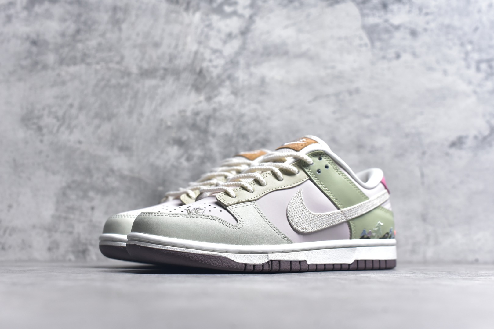 图片[2]-#NK Dunk Low 蘑菇绿粉 IB8876-661 实力大厂出品 新配色陆续开发 利润个位数只为口碑 全套原纸板楦头开发 确保原汁原味 完美呈现DUNK版型 一比一鞋头弧度高度鞋身弧度 此版本只针对中端市场 皮料材质有所更替 其他数据细节工艺流程均保持一致 绝不口嗨 细节品控鞋型随意对比 独家私模官方第六代原厂航空铝磨具打磨大底 鞋头坡度极致还原 无解鞋型 原盒原配 圈内天花板工艺 原厂玻璃冲刀 超高清洁度 全鞋零毛边皮料切割 原厂中底布点胶 中底布拉帮走线遵循公司 尺码：36 36.5 37.5 38 38.5 39 40 40.5 41 42 42.5 43 44 44.5 45 46-选品中心