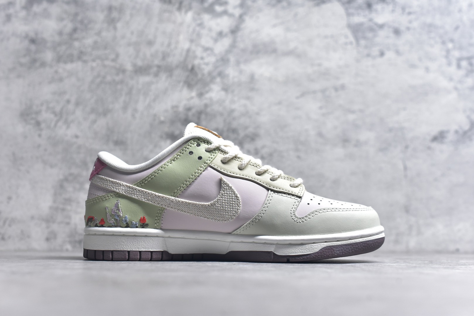 图片[3]-#NK Dunk Low 蘑菇绿粉 IB8876-661 实力大厂出品 新配色陆续开发 利润个位数只为口碑 全套原纸板楦头开发 确保原汁原味 完美呈现DUNK版型 一比一鞋头弧度高度鞋身弧度 此版本只针对中端市场 皮料材质有所更替 其他数据细节工艺流程均保持一致 绝不口嗨 细节品控鞋型随意对比 独家私模官方第六代原厂航空铝磨具打磨大底 鞋头坡度极致还原 无解鞋型 原盒原配 圈内天花板工艺 原厂玻璃冲刀 超高清洁度 全鞋零毛边皮料切割 原厂中底布点胶 中底布拉帮走线遵循公司 尺码：36 36.5 37.5 38 38.5 39 40 40.5 41 42 42.5 43 44 44.5 45 46-选品中心