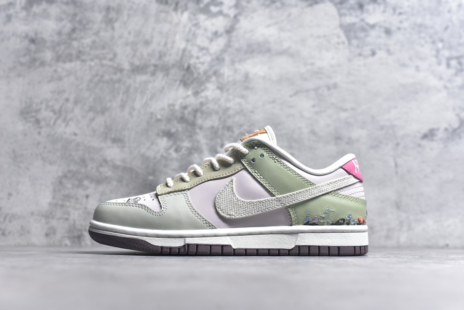 #NK Dunk Low 蘑菇绿粉 IB8876-661 实力大厂出品 新配色陆续开发 利润个位数只为口碑 全套原纸板楦头开发 确保原汁原味 完美呈现DUNK版型 一比一鞋头弧度高度鞋身弧度 此版本只针对中端市场 皮料材质有所更替 其他数据细节工艺流程均保持一致 绝不口嗨 细节品控鞋型随意对比 独家私模官方第六代原厂航空铝磨具打磨大底 鞋头坡度极致还原 无解鞋型 原盒原配 圈内天花板工艺 原厂玻璃冲刀 超高清洁度 全鞋零毛边皮料切割 原厂中底布点胶 中底布拉帮走线遵循公司 尺码：36 36.5 37.5 38 38.5 39 40 40.5 41 42 42.5 43 44 44.5 45 46-选品中心