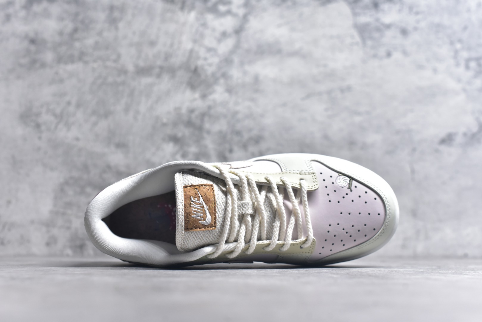 图片[4]-#NK Dunk Low 蘑菇绿粉 IB8876-661 实力大厂出品 新配色陆续开发 利润个位数只为口碑 全套原纸板楦头开发 确保原汁原味 完美呈现DUNK版型 一比一鞋头弧度高度鞋身弧度 此版本只针对中端市场 皮料材质有所更替 其他数据细节工艺流程均保持一致 绝不口嗨 细节品控鞋型随意对比 独家私模官方第六代原厂航空铝磨具打磨大底 鞋头坡度极致还原 无解鞋型 原盒原配 圈内天花板工艺 原厂玻璃冲刀 超高清洁度 全鞋零毛边皮料切割 原厂中底布点胶 中底布拉帮走线遵循公司 尺码：36 36.5 37.5 38 38.5 39 40 40.5 41 42 42.5 43 44 44.5 45 46-选品中心