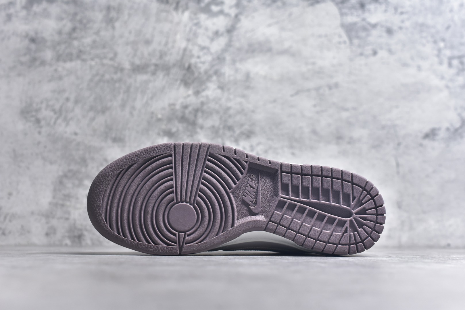 图片[6]-#NK Dunk Low 蘑菇绿粉 IB8876-661 实力大厂出品 新配色陆续开发 利润个位数只为口碑 全套原纸板楦头开发 确保原汁原味 完美呈现DUNK版型 一比一鞋头弧度高度鞋身弧度 此版本只针对中端市场 皮料材质有所更替 其他数据细节工艺流程均保持一致 绝不口嗨 细节品控鞋型随意对比 独家私模官方第六代原厂航空铝磨具打磨大底 鞋头坡度极致还原 无解鞋型 原盒原配 圈内天花板工艺 原厂玻璃冲刀 超高清洁度 全鞋零毛边皮料切割 原厂中底布点胶 中底布拉帮走线遵循公司 尺码：36 36.5 37.5 38 38.5 39 40 40.5 41 42 42.5 43 44 44.5 45 46-选品中心