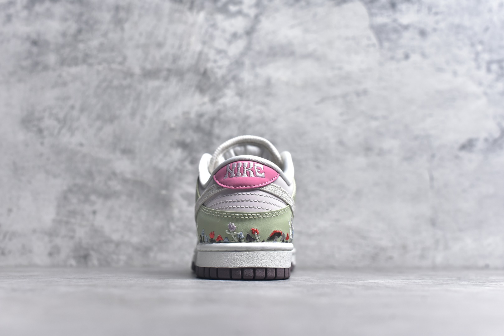 图片[5]-#NK Dunk Low 蘑菇绿粉 IB8876-661 实力大厂出品 新配色陆续开发 利润个位数只为口碑 全套原纸板楦头开发 确保原汁原味 完美呈现DUNK版型 一比一鞋头弧度高度鞋身弧度 此版本只针对中端市场 皮料材质有所更替 其他数据细节工艺流程均保持一致 绝不口嗨 细节品控鞋型随意对比 独家私模官方第六代原厂航空铝磨具打磨大底 鞋头坡度极致还原 无解鞋型 原盒原配 圈内天花板工艺 原厂玻璃冲刀 超高清洁度 全鞋零毛边皮料切割 原厂中底布点胶 中底布拉帮走线遵循公司 尺码：36 36.5 37.5 38 38.5 39 40 40.5 41 42 42.5 43 44 44.5 45 46-选品中心