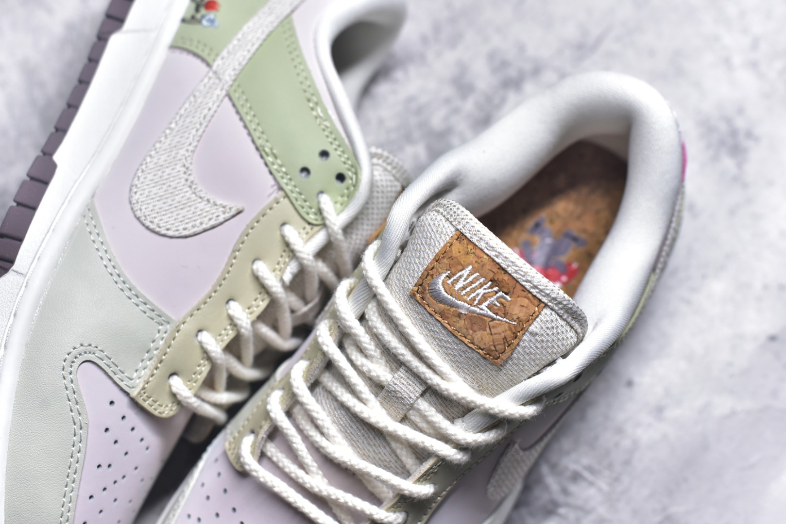 图片[9]-#NK Dunk Low 蘑菇绿粉 IB8876-661 实力大厂出品 新配色陆续开发 利润个位数只为口碑 全套原纸板楦头开发 确保原汁原味 完美呈现DUNK版型 一比一鞋头弧度高度鞋身弧度 此版本只针对中端市场 皮料材质有所更替 其他数据细节工艺流程均保持一致 绝不口嗨 细节品控鞋型随意对比 独家私模官方第六代原厂航空铝磨具打磨大底 鞋头坡度极致还原 无解鞋型 原盒原配 圈内天花板工艺 原厂玻璃冲刀 超高清洁度 全鞋零毛边皮料切割 原厂中底布点胶 中底布拉帮走线遵循公司 尺码：36 36.5 37.5 38 38.5 39 40 40.5 41 42 42.5 43 44 44.5 45 46-选品中心