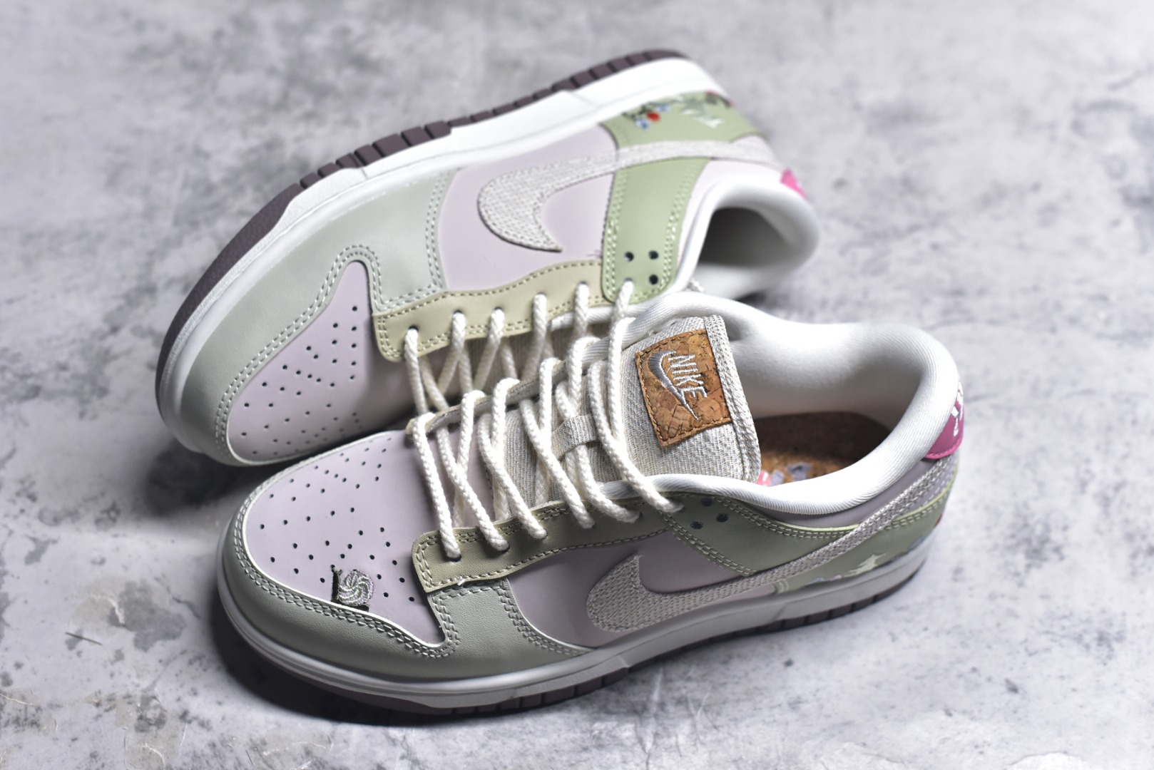 图片[7]-#NK Dunk Low 蘑菇绿粉 IB8876-661 实力大厂出品 新配色陆续开发 利润个位数只为口碑 全套原纸板楦头开发 确保原汁原味 完美呈现DUNK版型 一比一鞋头弧度高度鞋身弧度 此版本只针对中端市场 皮料材质有所更替 其他数据细节工艺流程均保持一致 绝不口嗨 细节品控鞋型随意对比 独家私模官方第六代原厂航空铝磨具打磨大底 鞋头坡度极致还原 无解鞋型 原盒原配 圈内天花板工艺 原厂玻璃冲刀 超高清洁度 全鞋零毛边皮料切割 原厂中底布点胶 中底布拉帮走线遵循公司 尺码：36 36.5 37.5 38 38.5 39 40 40.5 41 42 42.5 43 44 44.5 45 46-选品中心