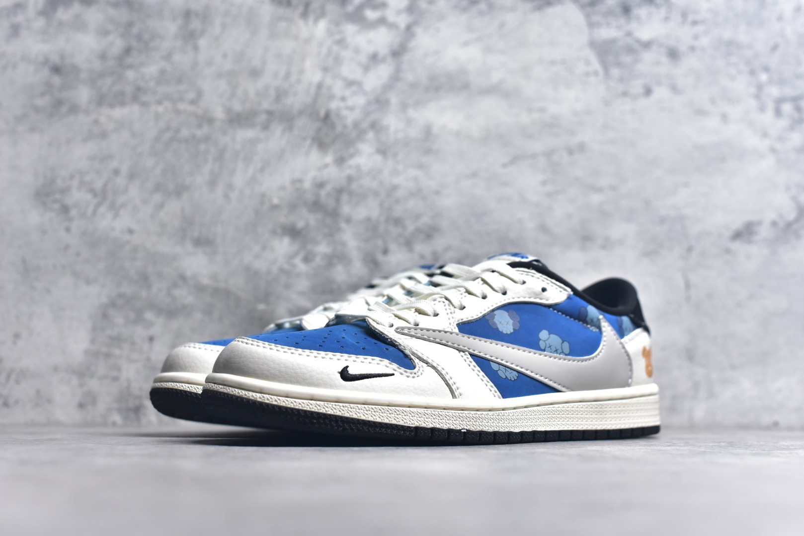 图片[2]-#Travis Scott x Fragment Design x Air Jordan 1 Low OG SP AJ1 乔1 暴力熊联名 灰蓝卡通 低帮文化休闲板鞋 XS2024-053 #多方联名合作融合了Travis Scott 独特的音乐风格，藤原浩个性的设计风格以及Jordan品牌的经典元素 使其成为一双具有独特身份和价值的鞋子 清新而立体的外观加上联名标识更突出了其独特身份 这种配色方案显示出活力和时尚感 在视觉上引人注目 鞋身的质感和细腻的细节处理使其显得高端而格调十足 这款“倒钩”联名是设计与创意完美结合 融合多方的个性风格是一款备受瞩目的潮流鞋款 尺码：36 36.5 37.5 38 38.5 39 40 40.5 41 42 42.5 43 44 44.5 45 9.E5-选品中心