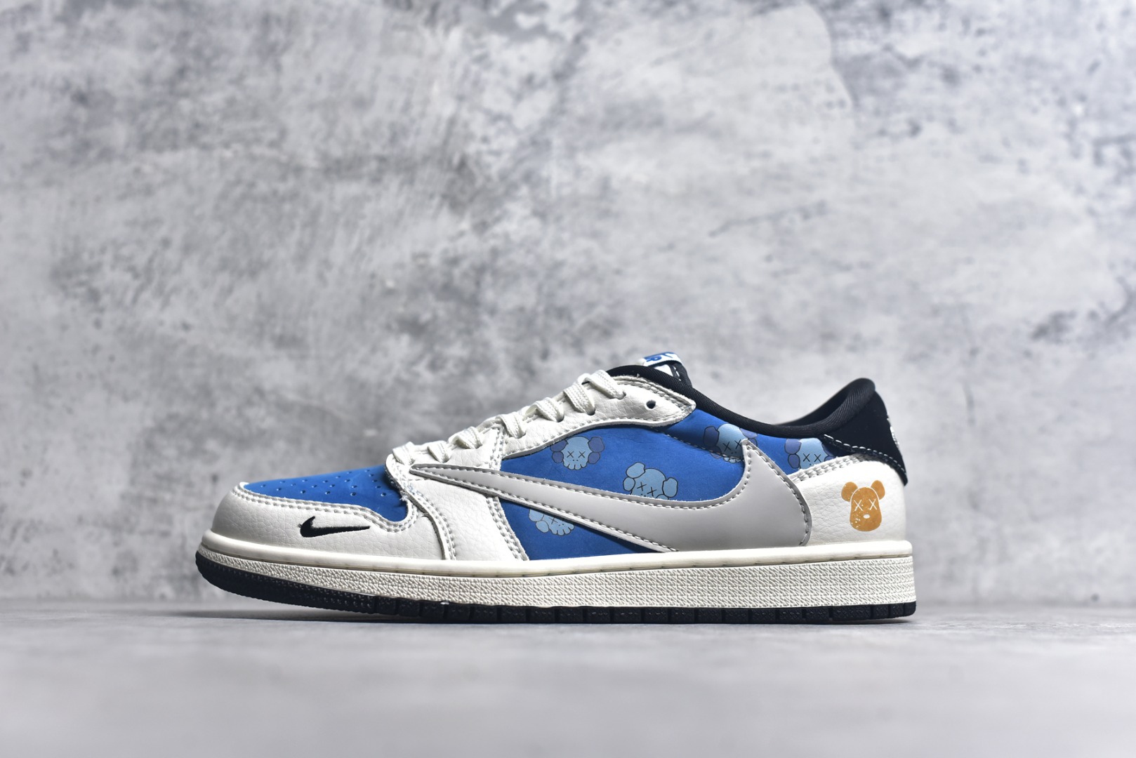 #Travis Scott x Fragment Design x Air Jordan 1 Low OG SP AJ1 乔1 暴力熊联名 灰蓝卡通 低帮文化休闲板鞋 XS2024-053 #多方联名合作融合了Travis Scott 独特的音乐风格，藤原浩个性的设计风格以及Jordan品牌的经典元素 使其成为一双具有独特身份和价值的鞋子 清新而立体的外观加上联名标识更突出了其独特身份 这种配色方案显示出活力和时尚感 在视觉上引人注目 鞋身的质感和细腻的细节处理使其显得高端而格调十足 这款“倒钩”联名是设计与创意完美结合 融合多方的个性风格是一款备受瞩目的潮流鞋款 尺码：36 36.5 37.5 38 38.5 39 40 40.5 41 42 42.5 43 44 44.5 45 9.E5-选品中心