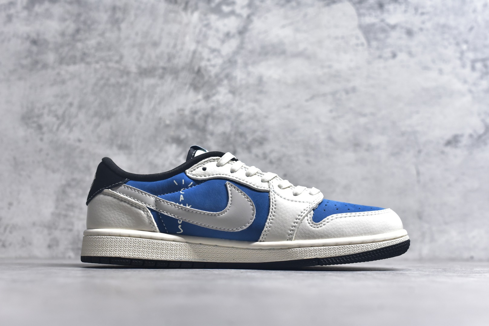 图片[3]-#Travis Scott x Fragment Design x Air Jordan 1 Low OG SP AJ1 乔1 暴力熊联名 灰蓝卡通 低帮文化休闲板鞋 XS2024-053 #多方联名合作融合了Travis Scott 独特的音乐风格，藤原浩个性的设计风格以及Jordan品牌的经典元素 使其成为一双具有独特身份和价值的鞋子 清新而立体的外观加上联名标识更突出了其独特身份 这种配色方案显示出活力和时尚感 在视觉上引人注目 鞋身的质感和细腻的细节处理使其显得高端而格调十足 这款“倒钩”联名是设计与创意完美结合 融合多方的个性风格是一款备受瞩目的潮流鞋款 尺码：36 36.5 37.5 38 38.5 39 40 40.5 41 42 42.5 43 44 44.5 45 9.E5-选品中心
