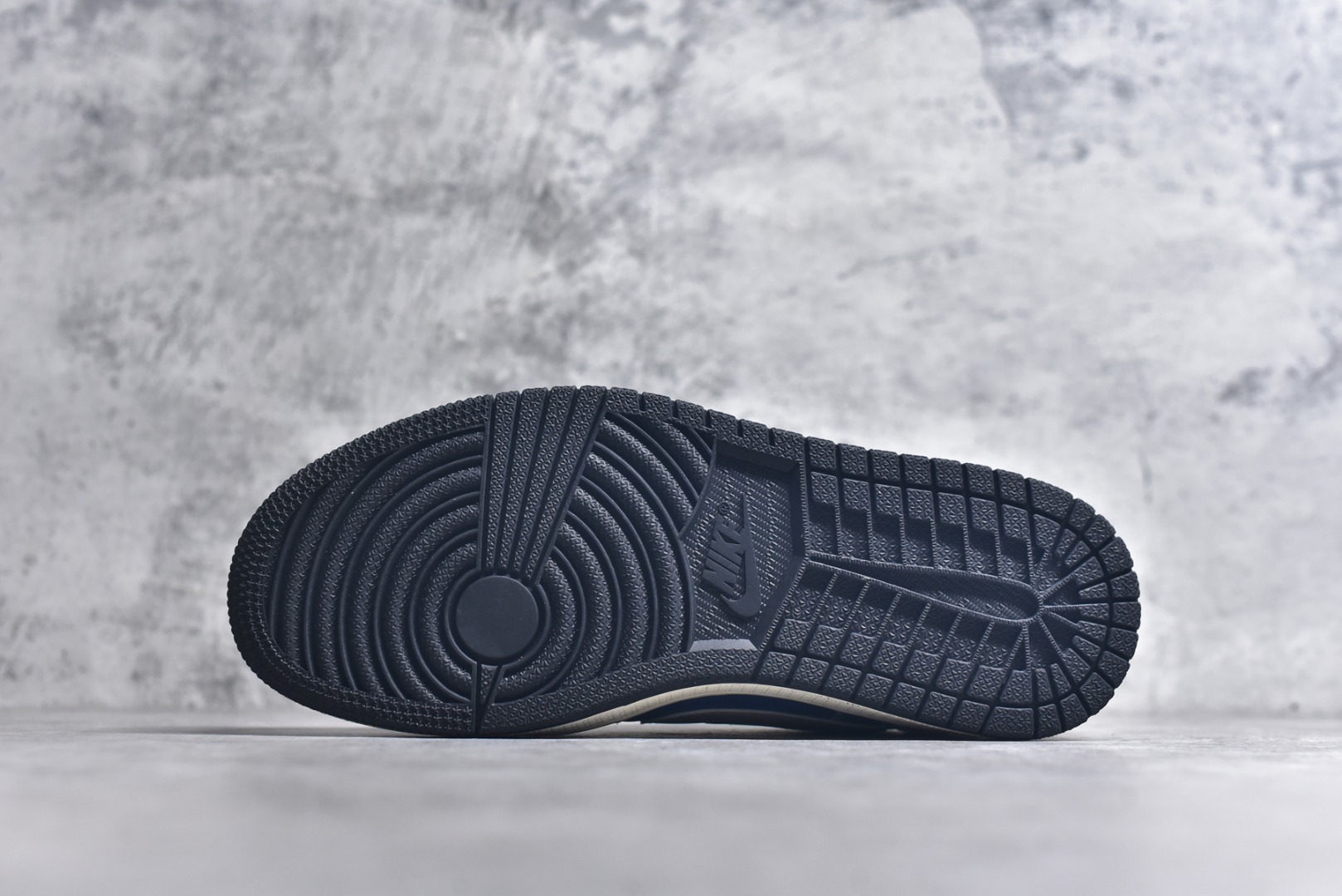 图片[6]-#Travis Scott x Fragment Design x Air Jordan 1 Low OG SP AJ1 乔1 暴力熊联名 灰蓝卡通 低帮文化休闲板鞋 XS2024-053 #多方联名合作融合了Travis Scott 独特的音乐风格，藤原浩个性的设计风格以及Jordan品牌的经典元素 使其成为一双具有独特身份和价值的鞋子 清新而立体的外观加上联名标识更突出了其独特身份 这种配色方案显示出活力和时尚感 在视觉上引人注目 鞋身的质感和细腻的细节处理使其显得高端而格调十足 这款“倒钩”联名是设计与创意完美结合 融合多方的个性风格是一款备受瞩目的潮流鞋款 尺码：36 36.5 37.5 38 38.5 39 40 40.5 41 42 42.5 43 44 44.5 45 9.E5-选品中心