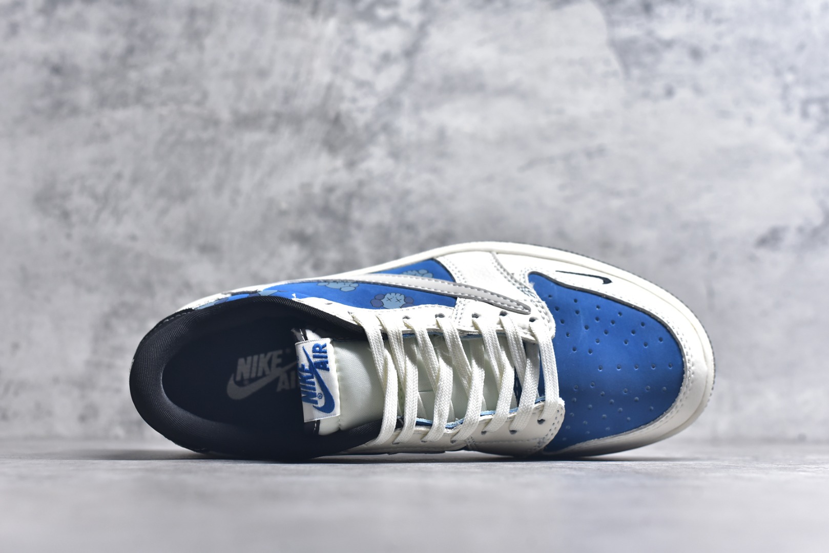 图片[4]-#Travis Scott x Fragment Design x Air Jordan 1 Low OG SP AJ1 乔1 暴力熊联名 灰蓝卡通 低帮文化休闲板鞋 XS2024-053 #多方联名合作融合了Travis Scott 独特的音乐风格，藤原浩个性的设计风格以及Jordan品牌的经典元素 使其成为一双具有独特身份和价值的鞋子 清新而立体的外观加上联名标识更突出了其独特身份 这种配色方案显示出活力和时尚感 在视觉上引人注目 鞋身的质感和细腻的细节处理使其显得高端而格调十足 这款“倒钩”联名是设计与创意完美结合 融合多方的个性风格是一款备受瞩目的潮流鞋款 尺码：36 36.5 37.5 38 38.5 39 40 40.5 41 42 42.5 43 44 44.5 45 9.E5-选品中心